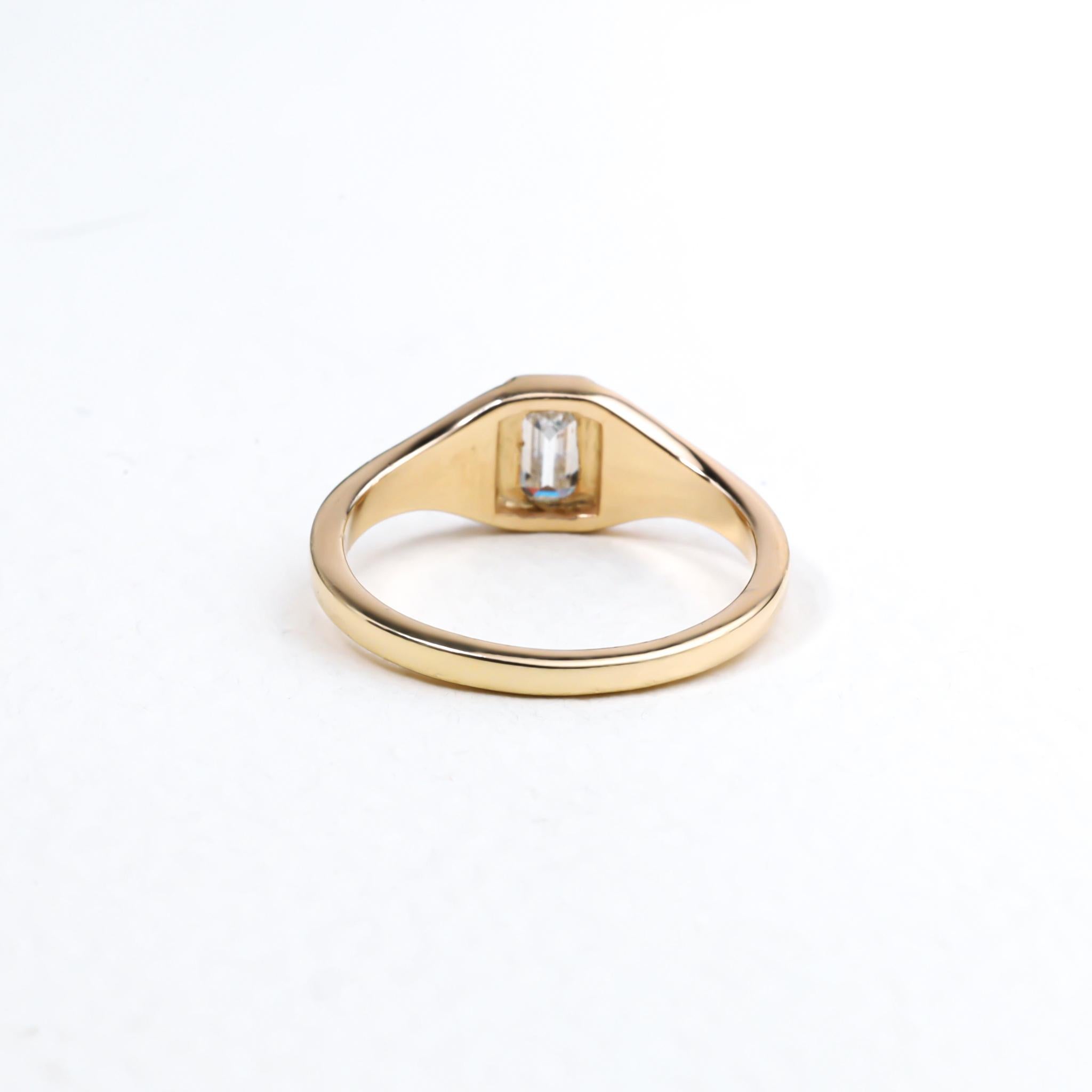 Taille émeraude Bague chevalière unisexe en or jaune 18 carats, certifiée GIA, avec diamant taille émeraude de 0,33 ct en vente