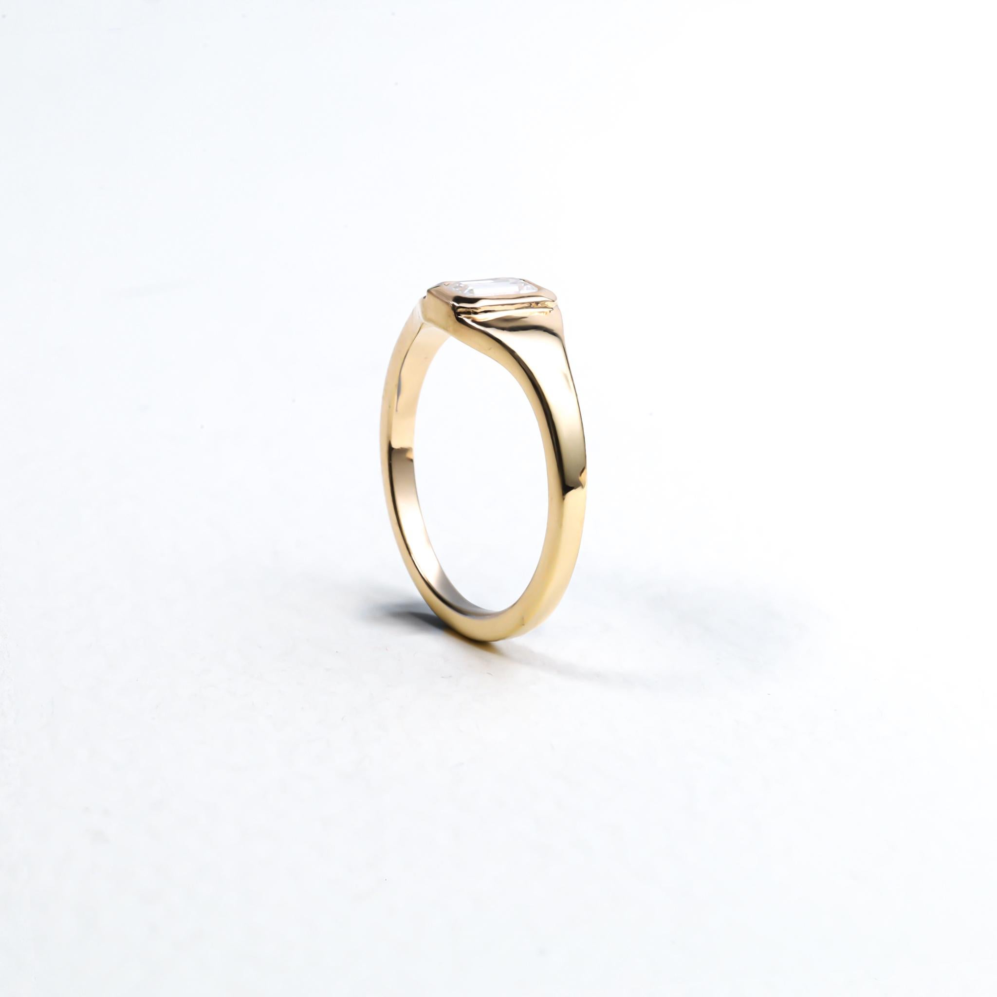Bague chevalière unisexe en or jaune 18 carats, certifiée GIA, avec diamant taille émeraude de 0,33 ct Neuf - En vente à Jaipur, RJ