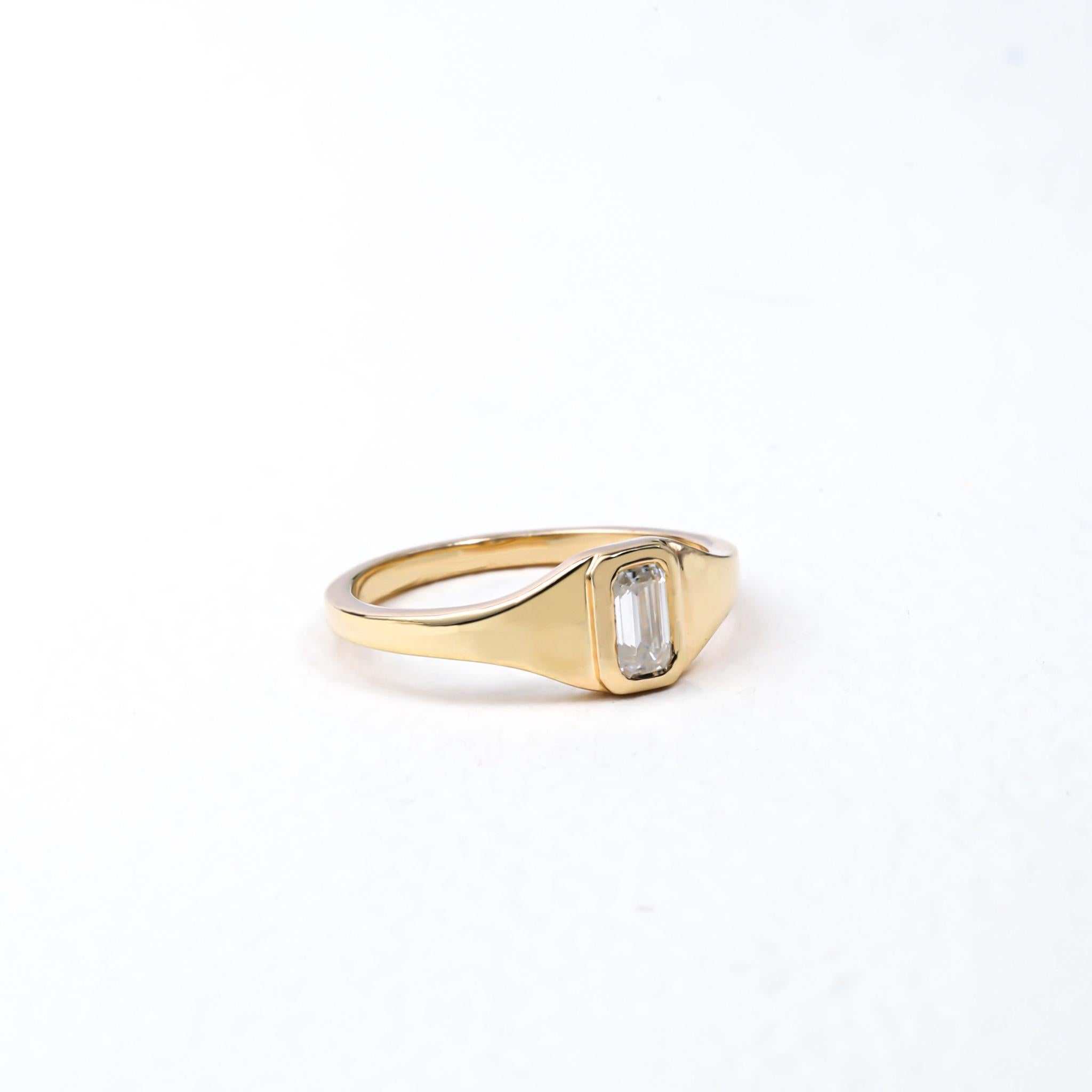 Bague chevalière unisexe en or jaune 18 carats, certifiée GIA, avec diamant taille émeraude de 0,33 ct Unisexe en vente