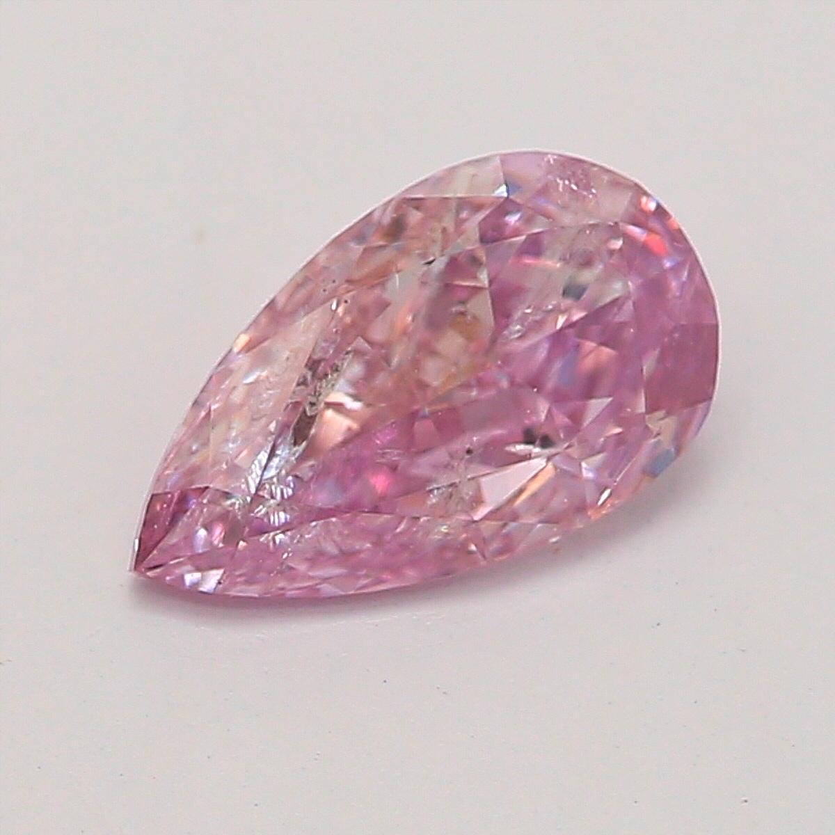 Zertifikat: GIA
Berichtsnummer: 2185704969
Form und Schliff: Birne
Karatgewicht: 0,34 Karat
Abmessungen: 6,37 x 3,72 x 2,08 mm
Farbton: Fancy Purplish Pink

MERKMALE DES DIAMANTEN:

Dieser purpurrosa Diamant ist ein seltener und schöner Diamant, der