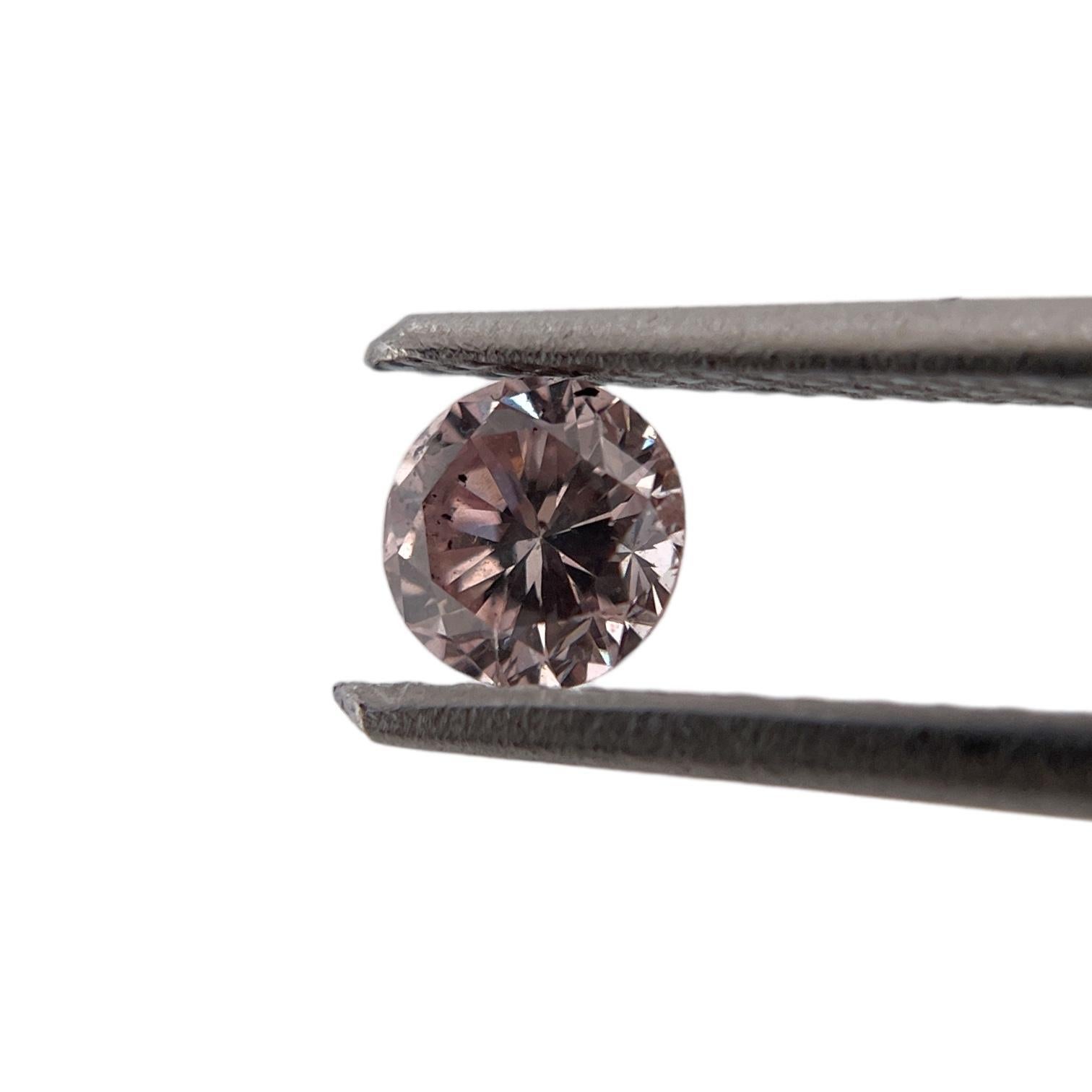 DESCRIPCIÓN DEL ARTÍCULO

Nº DE IDENTIFICACIÓN: NYC57743
Forma de la piedra: Redonda
Peso del diamante: 0,34 quilates
Color de fantasía: Rosa pardusco
Corta:	Brillante redondo
Medidas: 4,35 x 4,43 x 2,80 mm
Simetría: Excelente
Pulido: