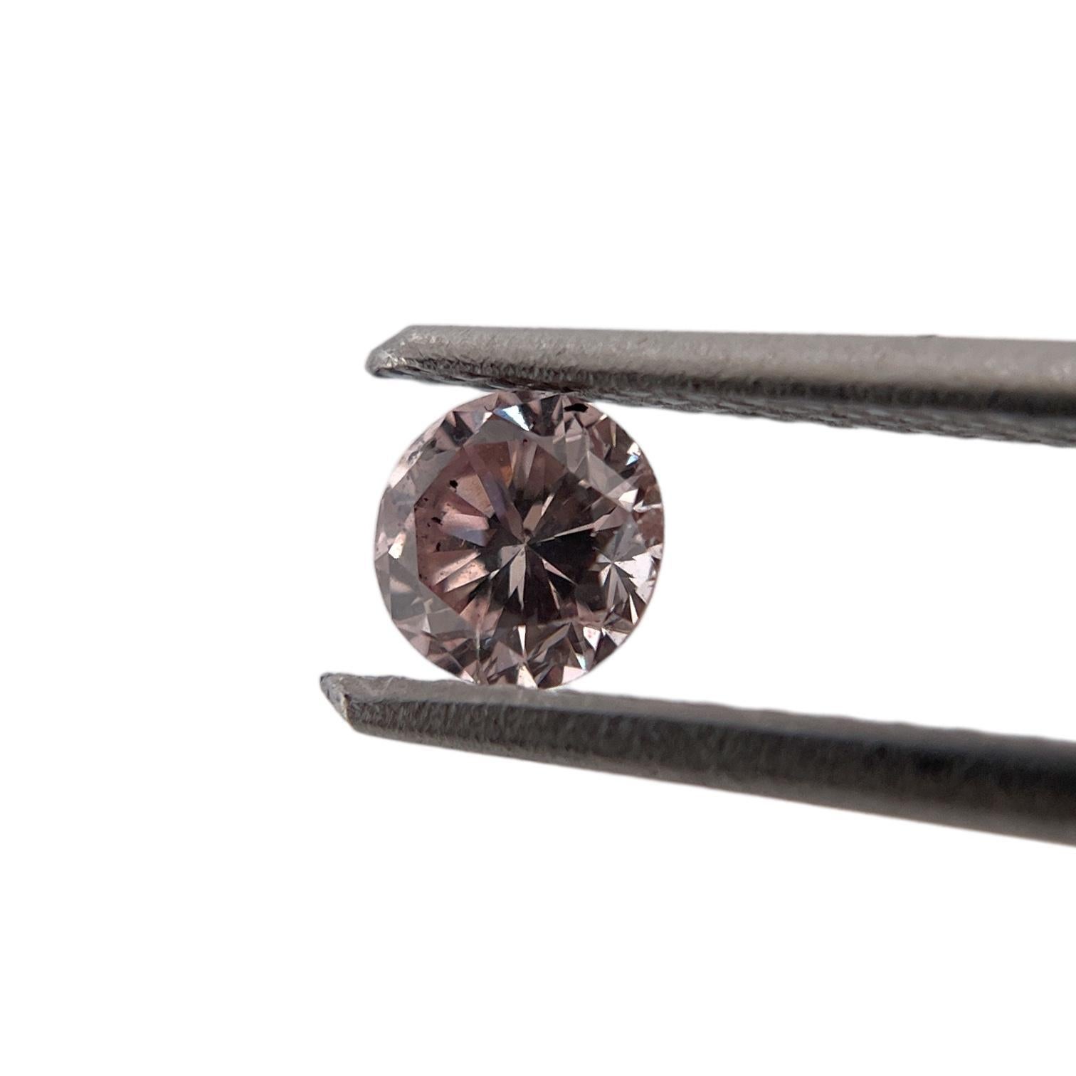 Diamante natural de color rosa pardusco fantasía redondo de 0,34 TCW certificado por GIA Moderno en venta