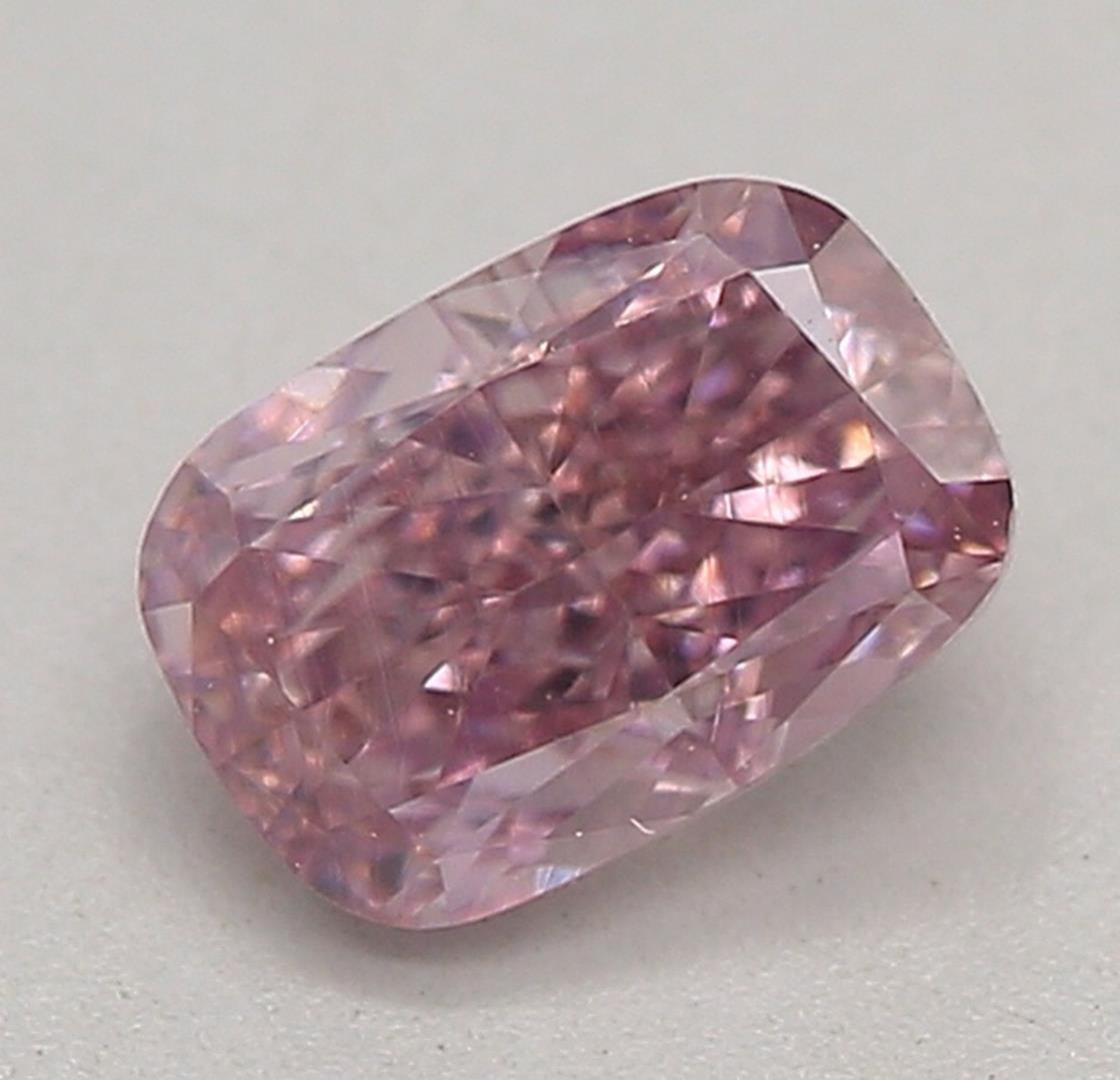 Certificado: GIA 
Número de informe: 5413949070
Forma y corte: Cojín
Peso en quilates: 0,35 quilates
Medidas: 4,85 x 3,39 x 2,28 mm
Grado de Color: Rosa púrpura fantasía

CARACTERÍSTICAS DEL DIAMANTE:

Este diamante rosa púrpura de fantasía es un