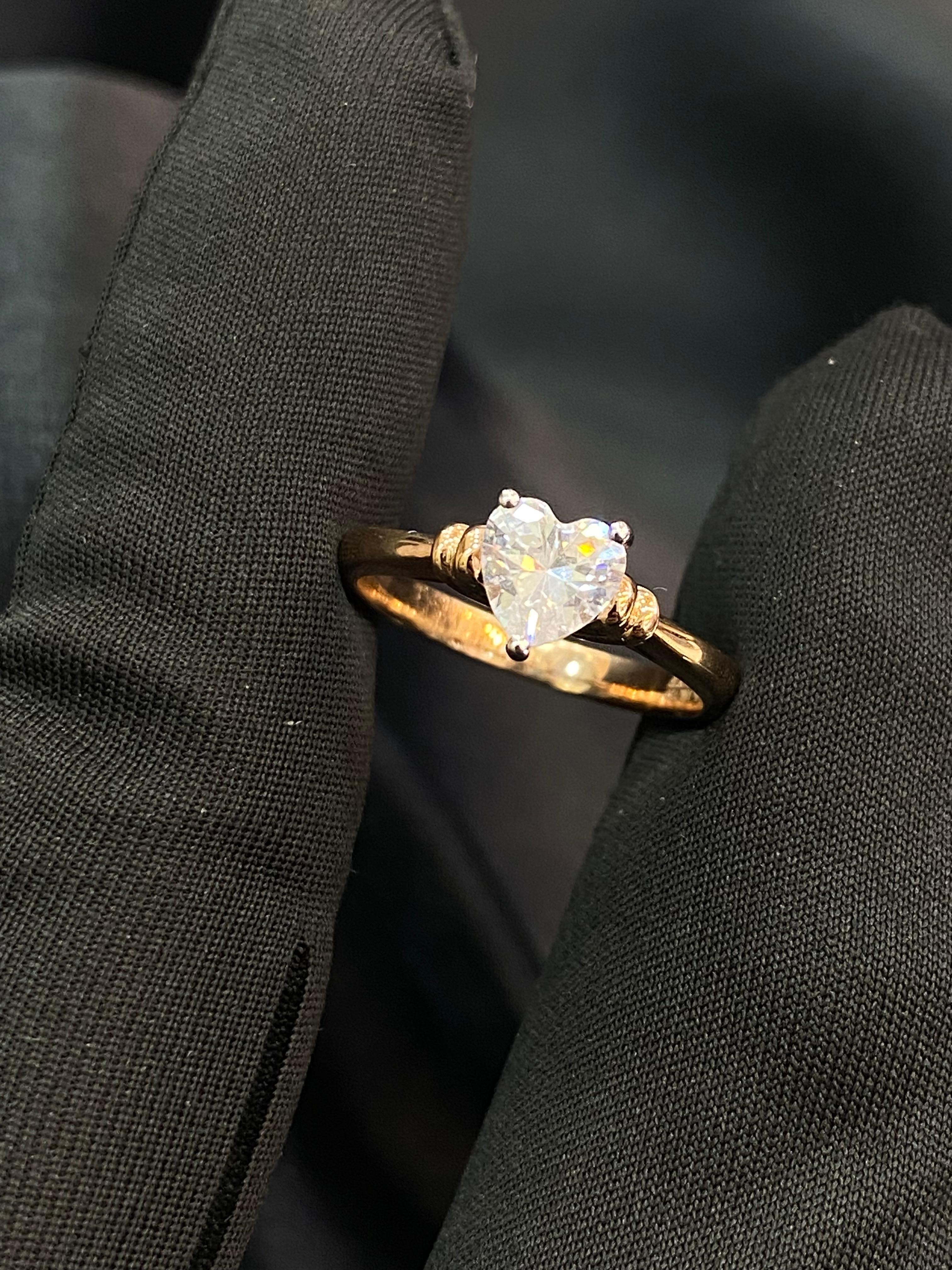 Gönnen Sie sich Luxus mit unserem exklusiven herzförmigen Diamantring mit 0,35 Karat, bei dem jedes erlesene Detail mit dem Glanz funkelnder Diamanten und Gold schimmert. Machen Sie dieses Symbol für Eleganz und Raffinesse noch heute zu Ihrem