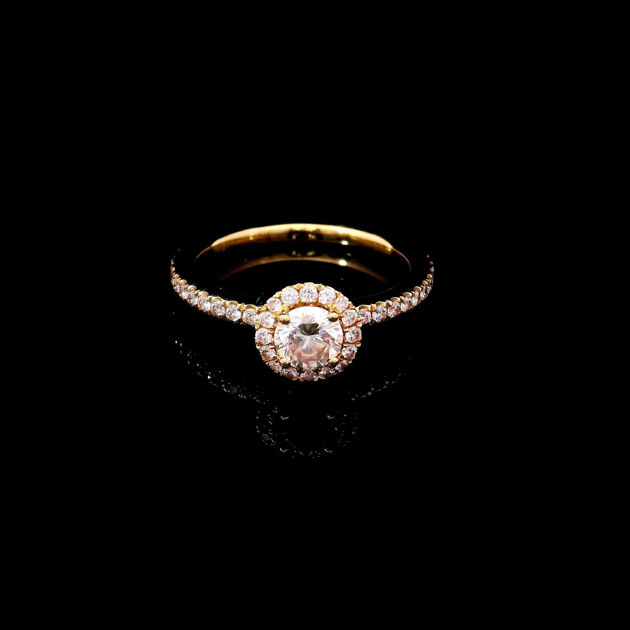 18kt white gold ring with diamonds
  
  Gold colour & karat: White gold 18kt
  Weight: 2.718 grams
  
  Set with-
  Stone type: Diamonds
  Shape: Round
  Carat: 0.36 ct
  Colour: Fancy Light Pink
  Clarity: VS1
  
  Surrounding Stones: Diamonds
1)