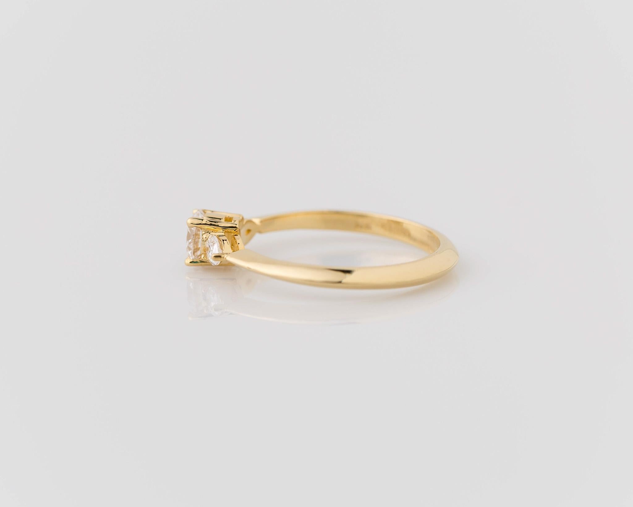 Taille ronde Bague de fiançailles en or jaune 14 carats à 3 pierres avec diamants 0,55 carat certifiés GIA en vente