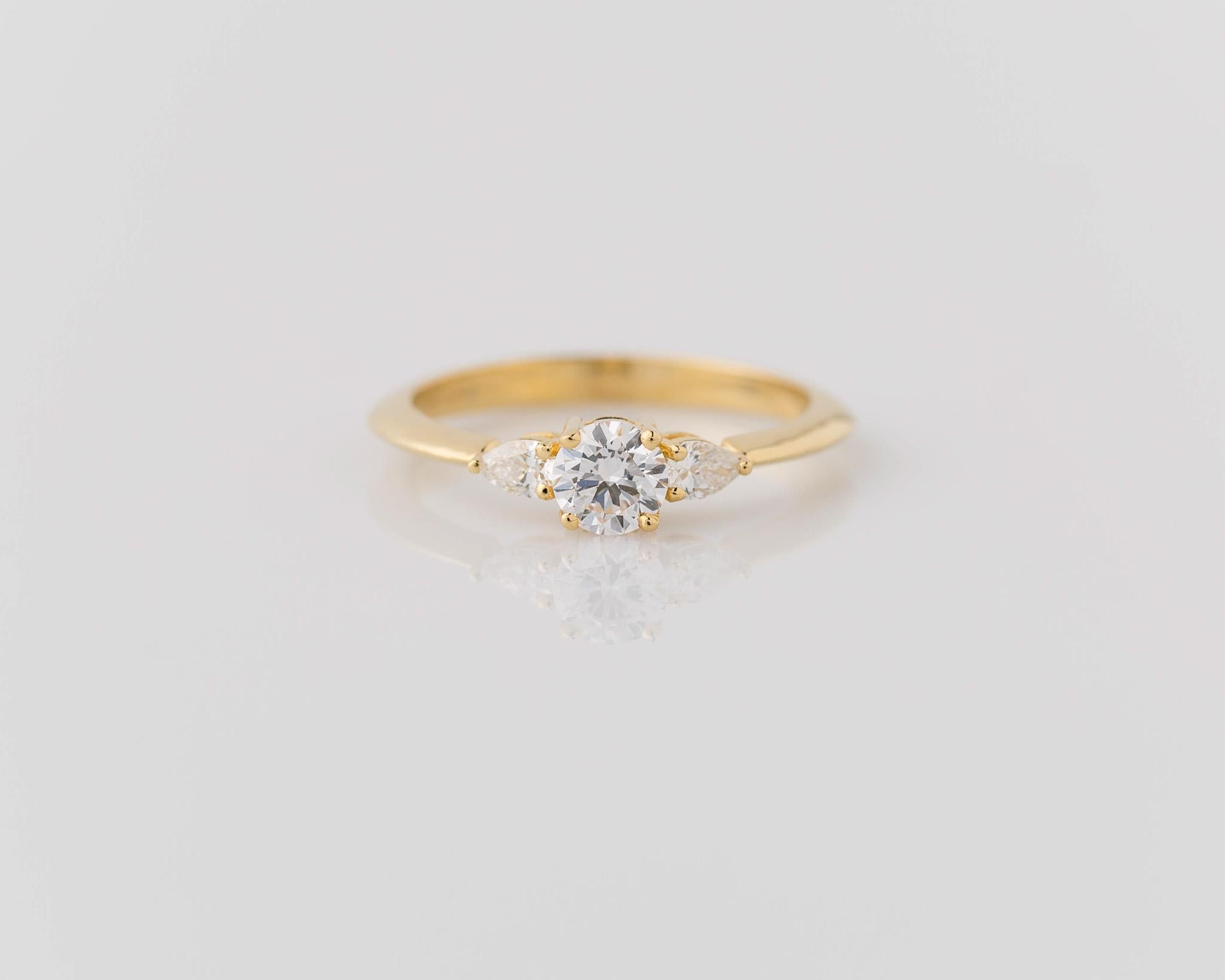 Cette délicate bague de fiançailles en or jaune 14k à 3 pierres et diamants ronds certifiés GIA est d'une grande élégance. Son design réduit ajoute à son charme, ce qui le rend parfait pour être porté au quotidien. Chaque diamant certifié GIA brille