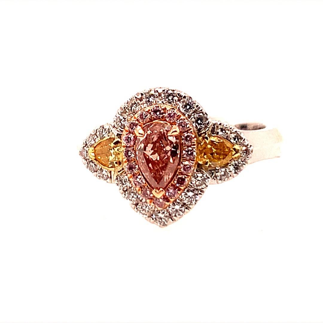 GIA-zertifizierter 0,38 Karat natürlicher rosa Diamant-Cocktail-Verlobungsring. 

Der Ring ist mit 23 natürlichen farblosen runden Diamanten, 16 natürlichen runden rosa Diamanten und 2 natürlichen intensiv orange-gelben birnenförmigen Diamanten mit