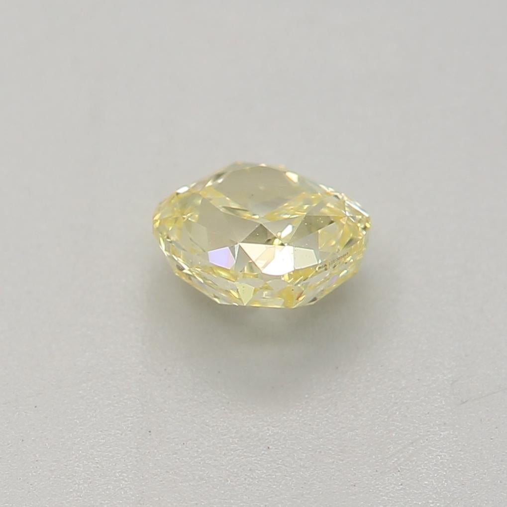 Diamant jaune intense de 0,39 carat de pureté SI1 certifié par le GIA Neuf - En vente à บางรัก, TH