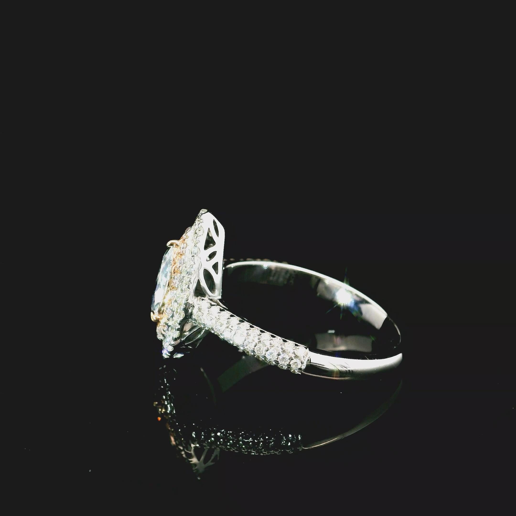 Anello in oro bianco 18 carati con diamanti
  
  Colore e caratura dell'oro: Oro bianco 18kt
  Peso: 3.84 grammi
  
  Imposta con...
  Tipo di pietra: Diamanti
  Forma: A pera
  Carati: 0,39 ct
  Colore: Blu molto chiaro
  Chiarezza: VS1
  
  Pietre