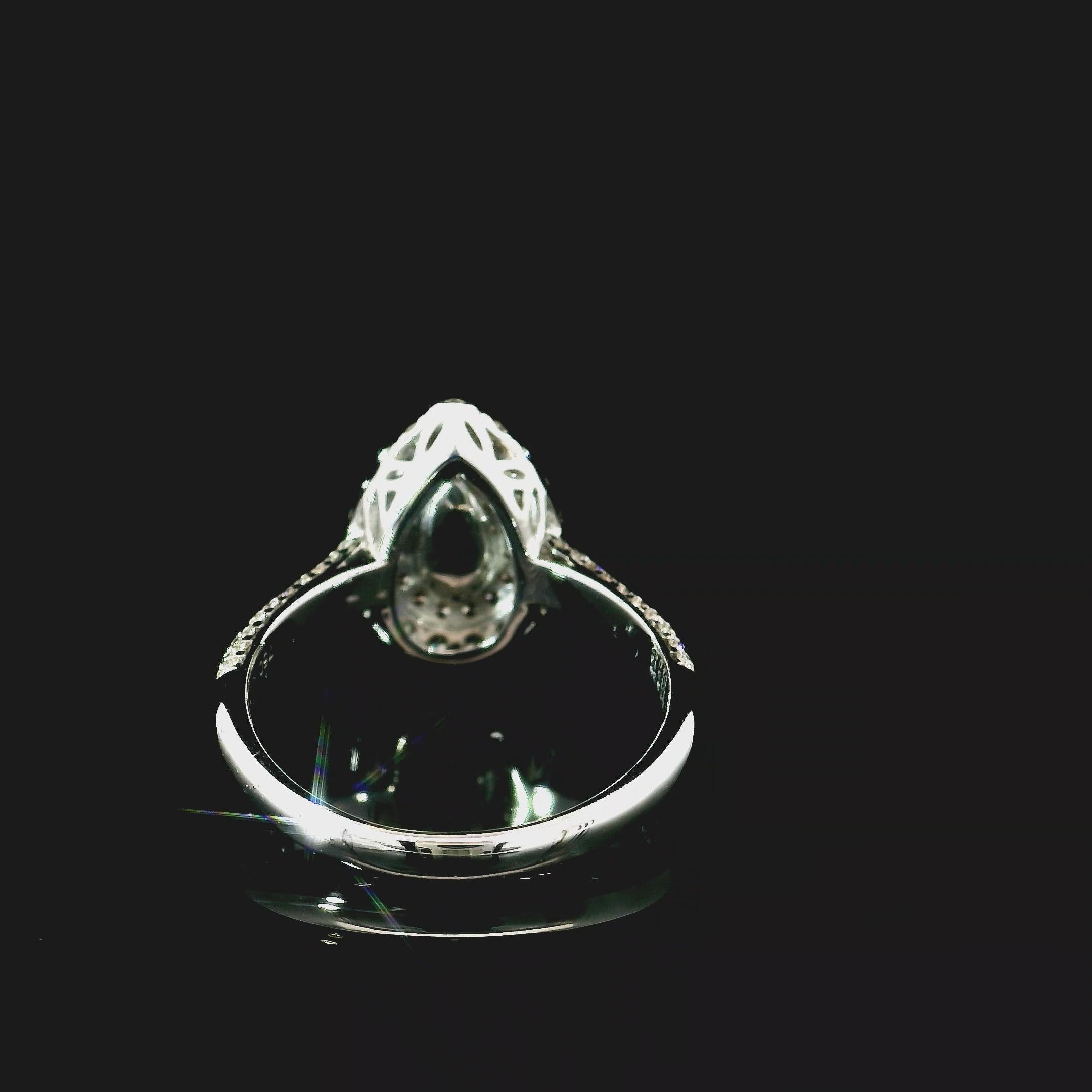 Taglio a goccia Anello con diamante certificato GIA da 0,39 carati di colore blu molto chiaro VS1 in vendita