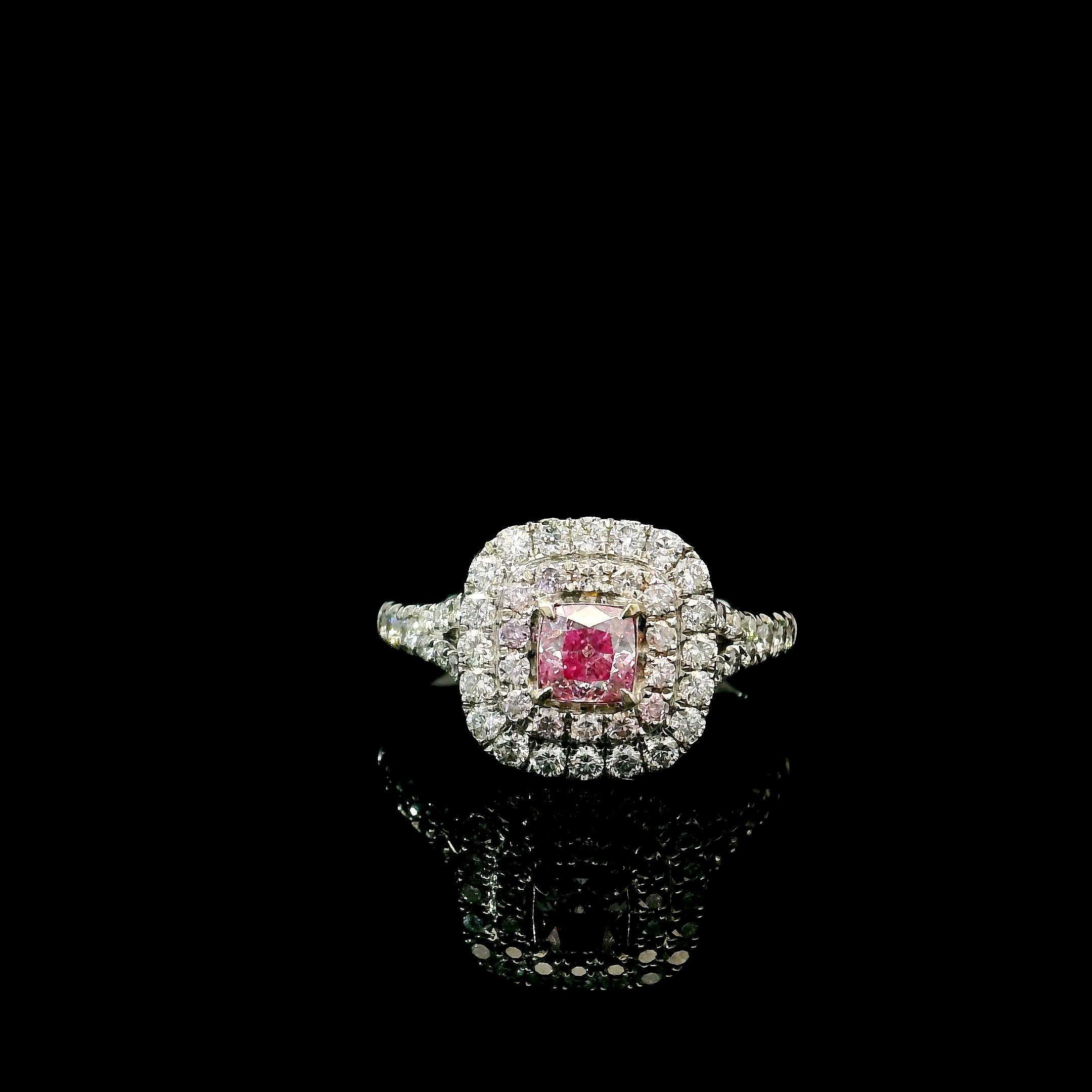 Ring aus 18kt Weißgold mit Diamanten
  
  Goldfarbe und Karat: Weißgold 18kt
  Gewicht: 4.394 Gramm
  
  Satz mit...
  Steinart: Diamanten
  Die Form: Kissen
  Karat: 0.40
  Farbe: Zartes Rosa  
  Klarheit: SI1
  
  Umliegende Steine: Diamanten
 1)
