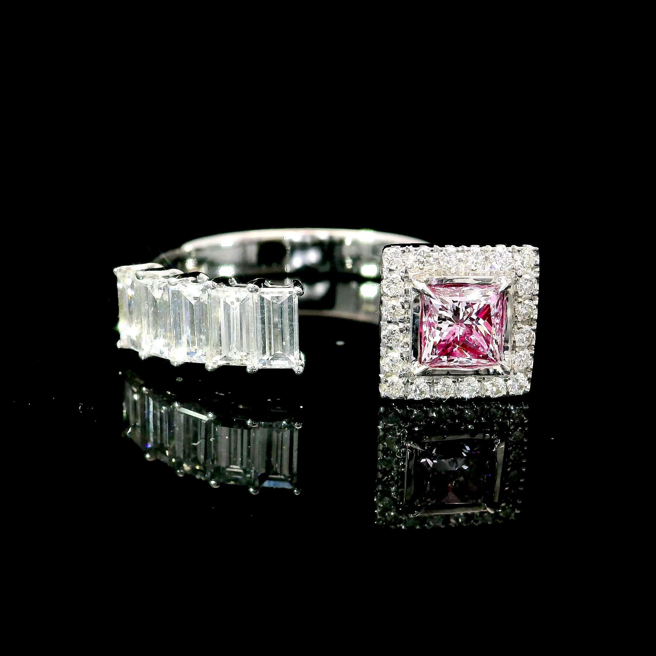 Anillo de oro blanco de 18 quilates con diamantes
  
  Color y quilates del oro Oro blanco 18 quilates
  Peso: 4.52 gramos
  
  Set con-
  Tipo de piedra: Diamantes
  Forma Princesa
  Quilate: 0,40 ct
  Color: Marrón rosáceo tenue
  Claridad: SI1
 