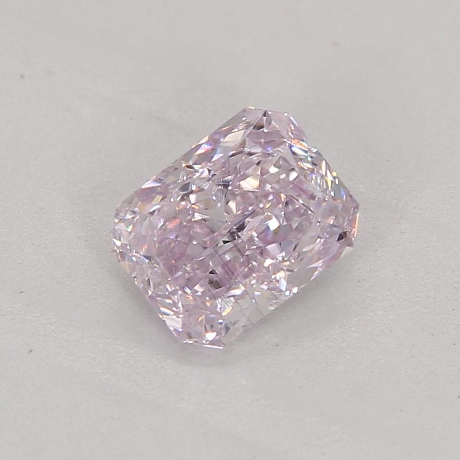 Certificato: GIA
Numero del rapporto: 1477946336
Forma e taglio: Radiante
Peso in carati: 0,40 carati
Misure: 4,62 x 3,64 x 2,44 mm
Grado di colore: Rosa fantasia Viola

CARATTERISTICHE DEL DIAMANTE:

Il nostro diamante fancy pink e purple è un