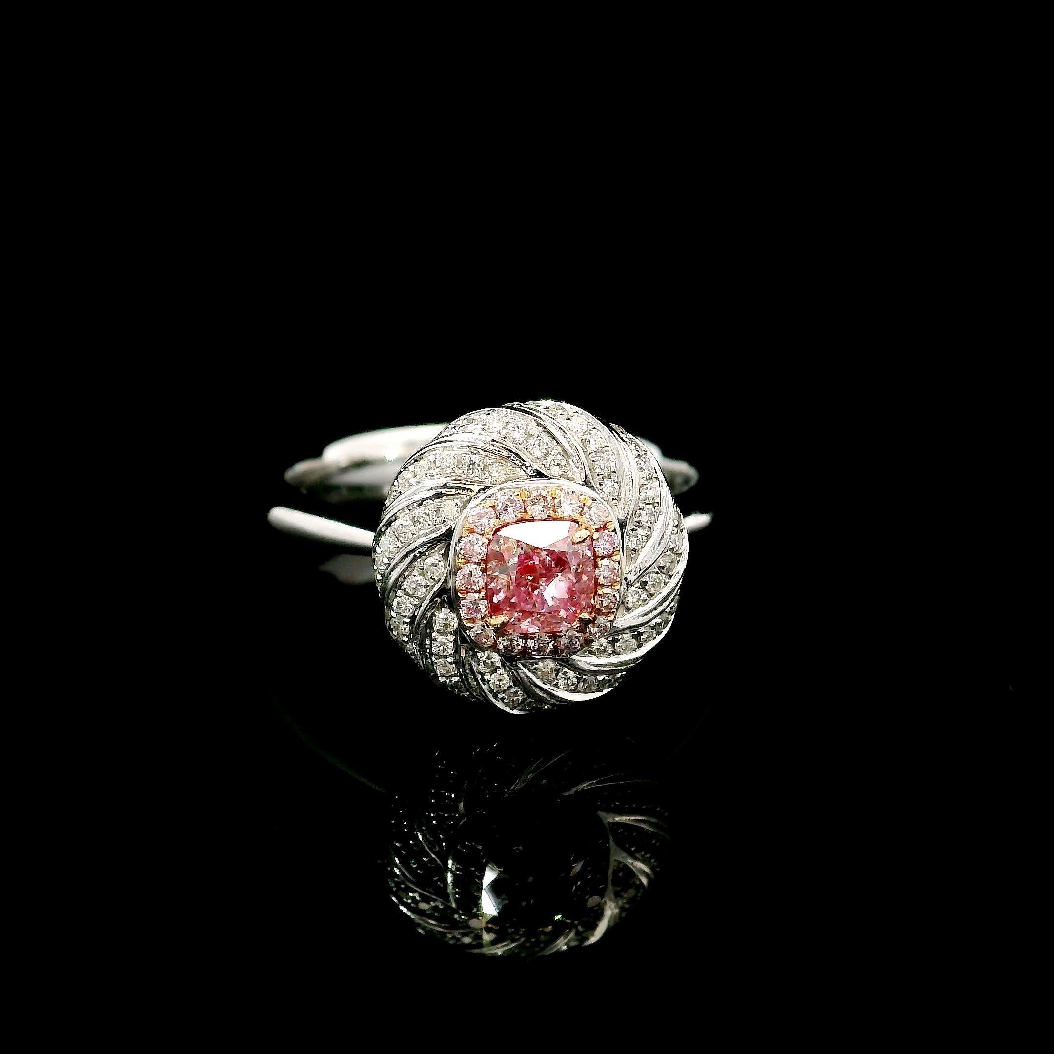 Anello in oro bianco 18 carati con diamanti
  
  Colore e caratura dell'oro: Oro bianco 18kt
  Peso: 6.42 grammi
  
  Imposta con...
  Tipo di pietra: Diamanti
  Forma: Cuscino
  Carati: 0,40 ct
  Colore: Rosa molto chiaro
  Chiarezza: SI1
  
 
