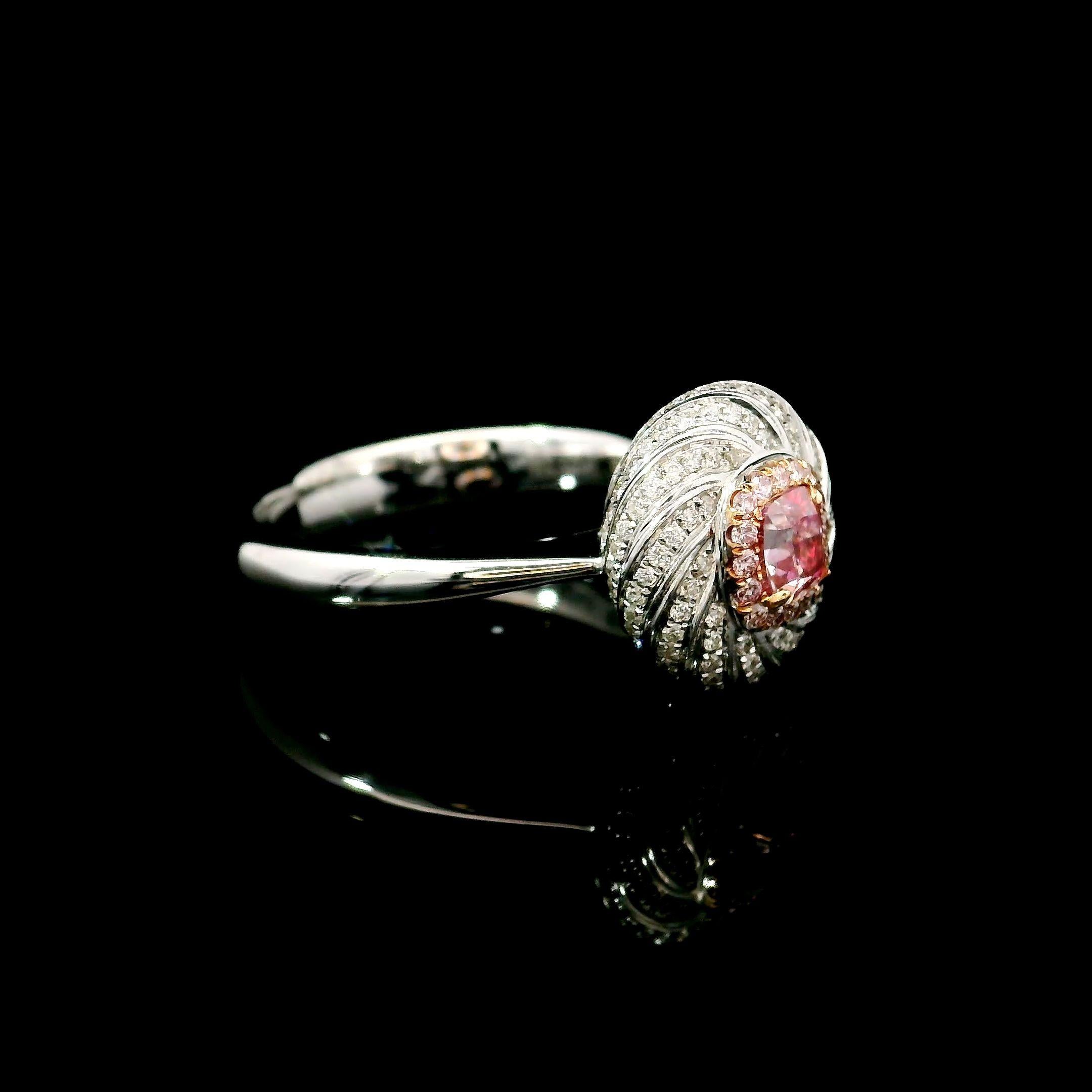Taglio cuscino Anello con diamante certificato GIA da 0,40 carati di colore rosa molto chiaro con purezza SI1 in vendita