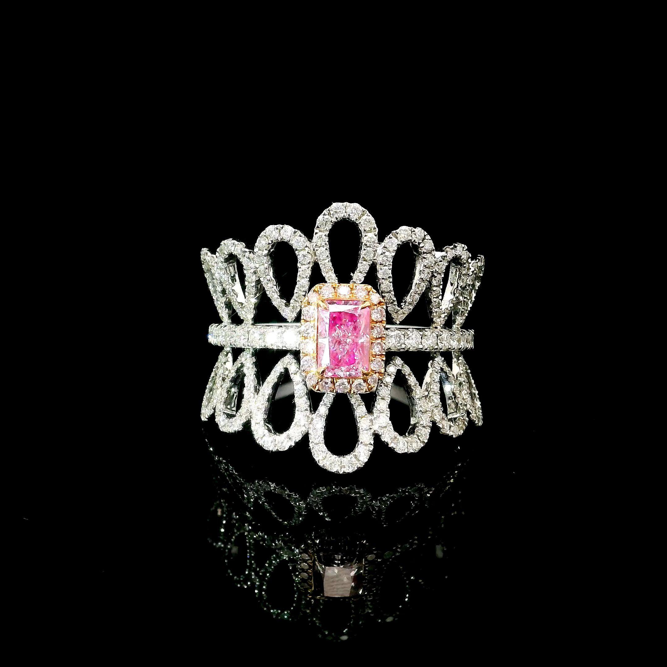 Anello in oro bianco 18 carati con diamanti
  
  Colore e caratura dell'oro: Oro bianco 18kt
  Peso: 3,188 grammi
  
  Imposta con...
  Tipo di pietra: Diamanti
  Forma: Radiante
  Carati: 0,40 ct
  Colore: Rosa molto chiaro
  Chiarezza: SI2
  
 