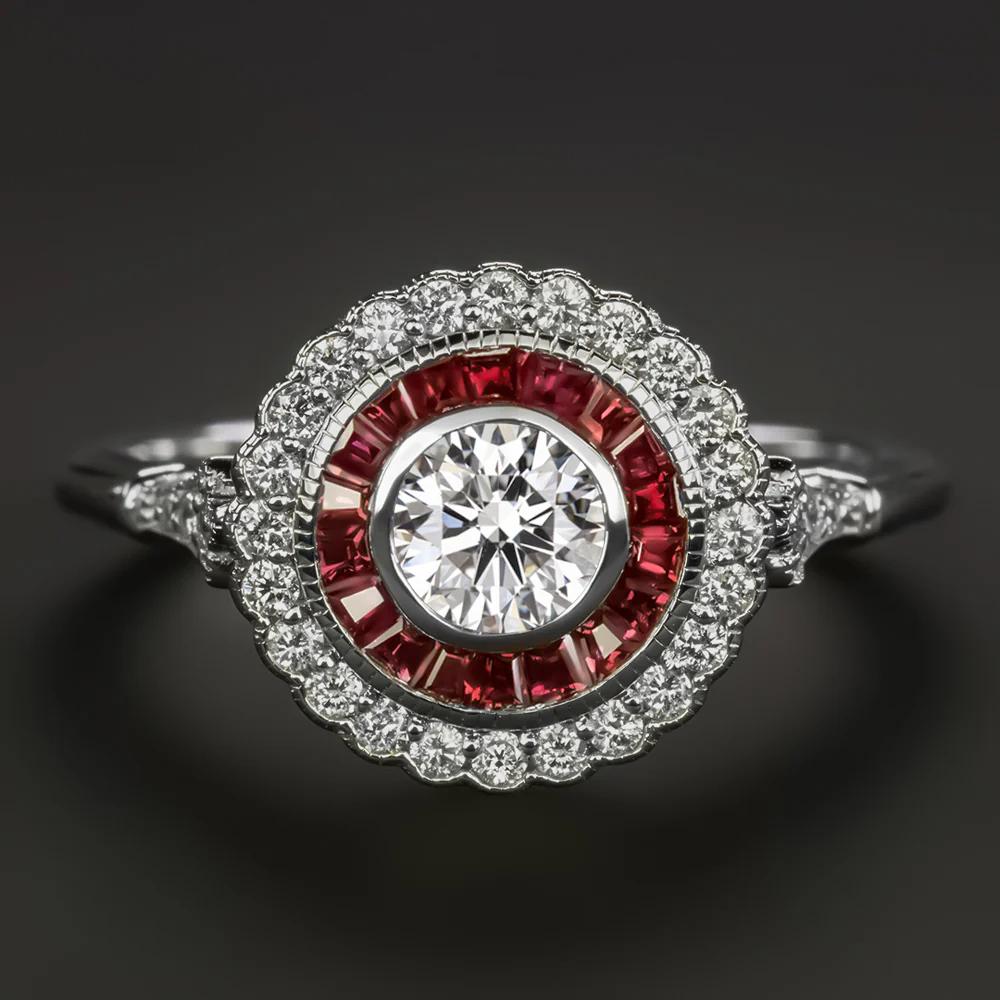 Cette magnifique bague cible d'inspiration vintage met en valeur un diamant rond brillant de 0,40 carat certifié GIA en son centre, de couleur H et de pureté SI2, offrant une blancheur éclatante et une apparence propre à l'œil. 

Le diamant est