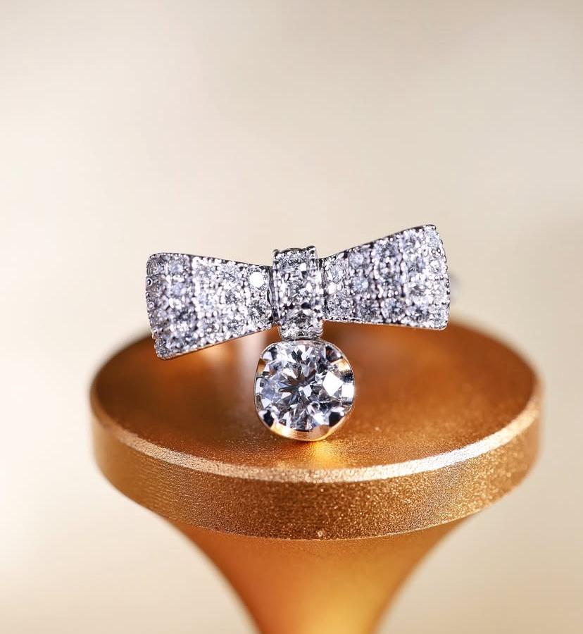 Uno squisito anello con diamanti dal design elegante e raffinato, realizzato con particolare attenzione ai dettagli.
L'anello è in oro 18 carati con un diamante certificato GIA da 0,40 carati, colore D, purezza VS2, molto brillante e abbagliante da