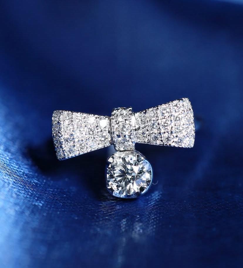 Taglio rotondo Anello in oro 18k con diamante brillante rotondo certificato GIA da 0,40 carati in vendita