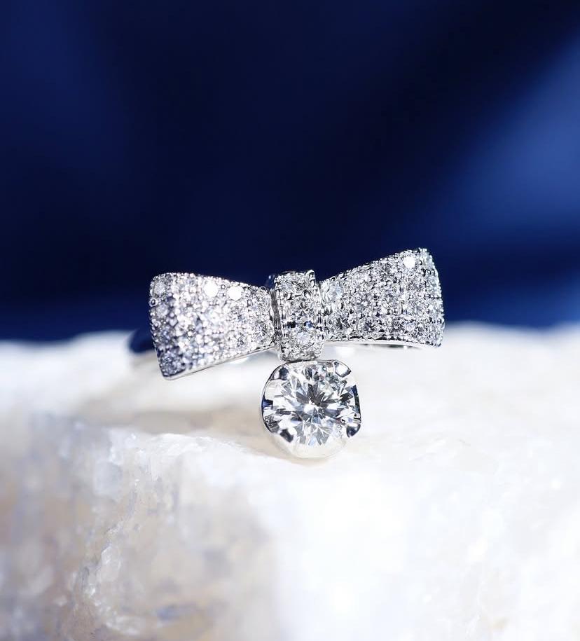 Donna Anello in oro 18k con diamante brillante rotondo certificato GIA da 0,40 carati in vendita