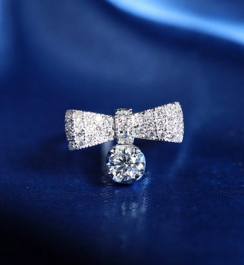 Anello in oro 18k con diamante brillante rotondo certificato GIA da 0,40 carati in vendita 1