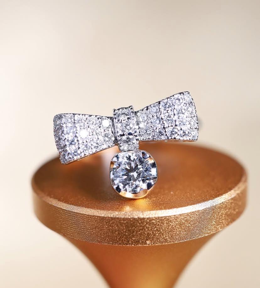 Anello in oro 18k con diamante brillante rotondo certificato GIA da 0,40 carati in vendita 2