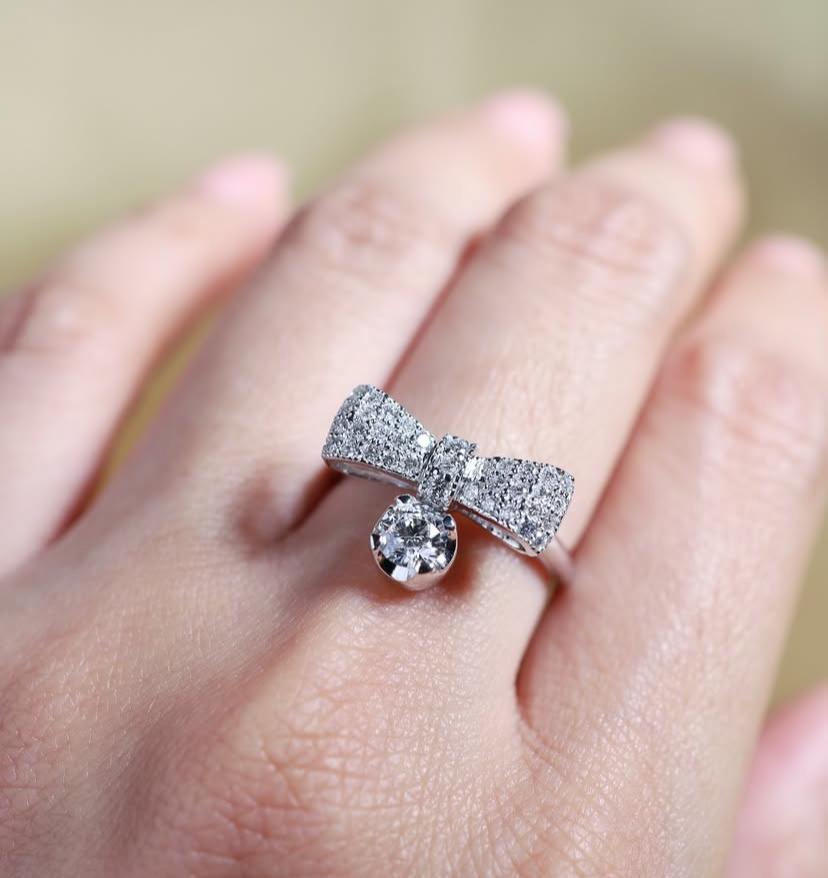 Anello in oro 18k con diamante brillante rotondo certificato GIA da 0,40 carati in vendita 3