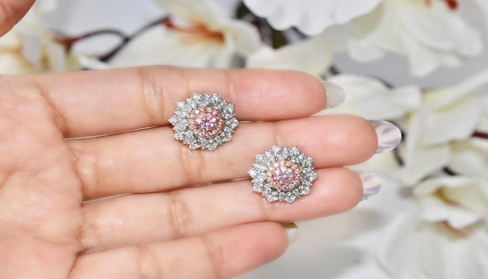 Boucle d'oreille en or blanc 18kt avec diamants
  
  Couleur de l'or et carat : Or blanc 18kt
  Poids : 6.15 grammes
  
  Ensemble avec...
  Type de pierre : Diamants
  Forme : Rond
  Carat : 0,41
  Couleur : Rose pâle
  Clarté : VS2 

  Type de
