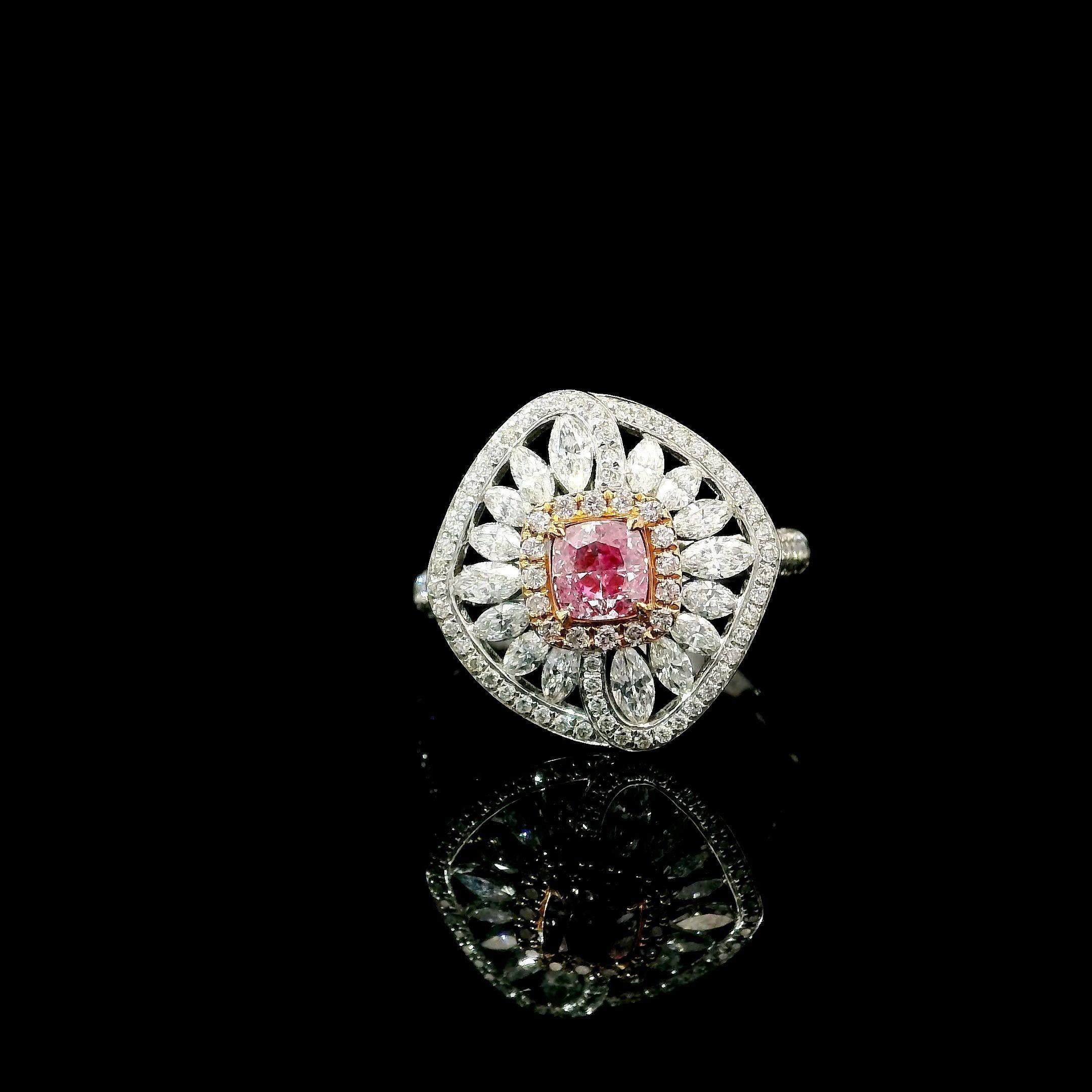 Anello in oro bianco 18 carati con diamanti
  
  Colore e caratura dell'oro: Oro bianco 18kt
  Peso: 5.11 grammi
  
  Imposta con...
  Tipo di pietra: Diamanti
  Forma: Cuscino
  Carati: 0,43 ct
  Colore: Rosa tenue
  Chiarezza: I2
  
  Pietre