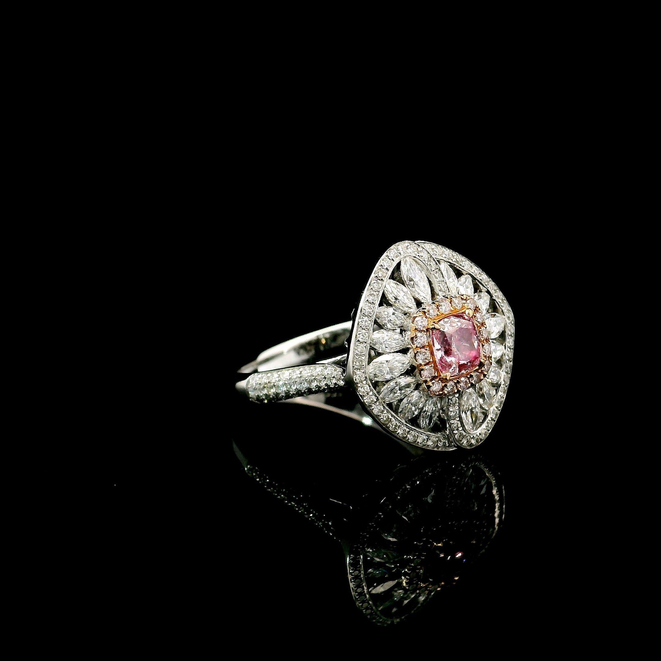 Taglio cuscino Anello con diamante certificato GIA da 0,43 carati di colore rosa tenue con purezza I2 in vendita