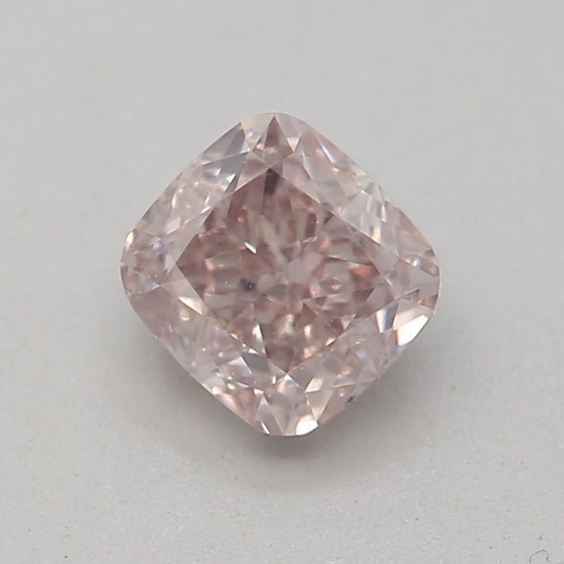 Certificat : GIA 
Numéro de rapport : 2397861016
Forme et coupe : Coussin
Poids en carats : 0,43 carat
Dimensions : 4,07 x 3,82 x 2,83 mm
Grade de couleur : Brun rose fantaisie

CARACTÉRISTIQUES DU DIAMANT :

Ce diamant rose brun de fantaisie est un