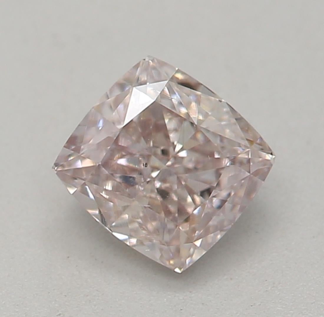 Certificat : GIA 
Numéro de rapport : 1159255974
Forme et coupe : Coussin
Poids en carats : 0,43 carat
Dimensions : 4,29 x 4,09 x 2,66 mm
Grade de couleur : Rose orangé clair fantaisie 

CARACTÉRISTIQUES DU DIAMANT :

Ce diamant Fancy Light Orangy