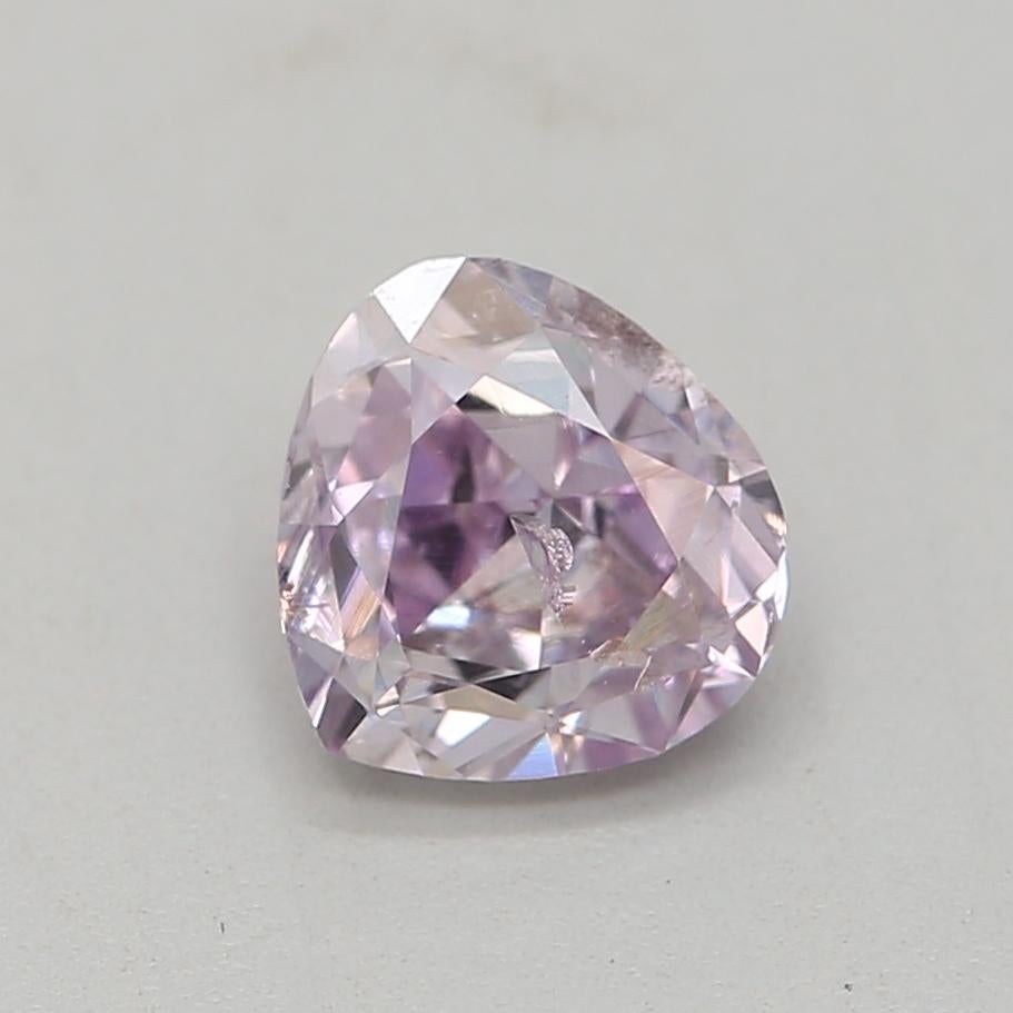 Certificado: GIA 
Número de informe: 2141015406
Forma y corte: Corazón
Peso en quilates: 0,43 quilates
Medidas: 4,85 X 5,06 X 2,74 mm
Grado de color: Púrpura rosado fantasía

CARACTERÍSTICAS DEL DIAMANTE:

Este diamante púrpura rosáceo de fantasía