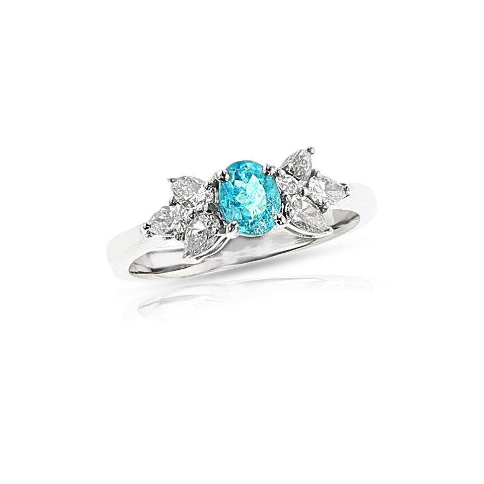 Taille ovale Certifié GIA 0.43 ct. Bague en platine, tourmaline Paraiba du Brésil et diamants en vente