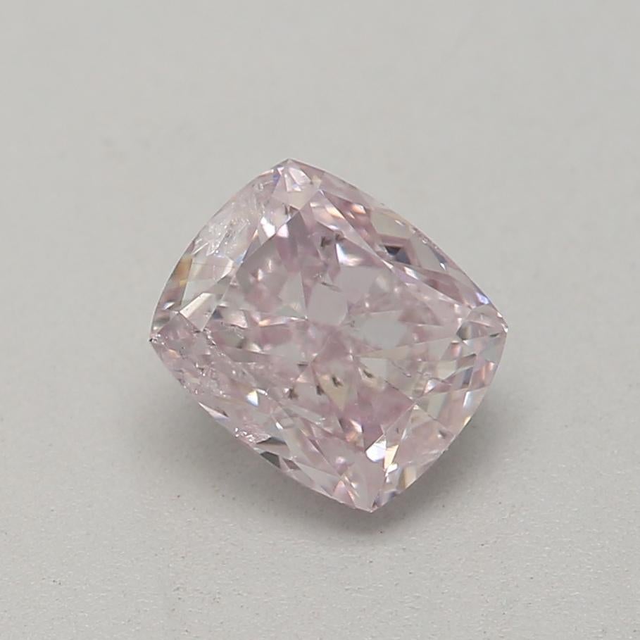 Zertifikat: GIA
Berichtsnummer: 2166058983
Form und Schliff: Kissen
Karatgewicht: 0,45 Karat
Abmessungen: 4,75 x 3,99 x 2,65 mm
Farbton: Fancy Light Purplish Pink

Dieser Diamant im Kissenschliff ist ein quadratischer oder rechteckiger Diamant mit