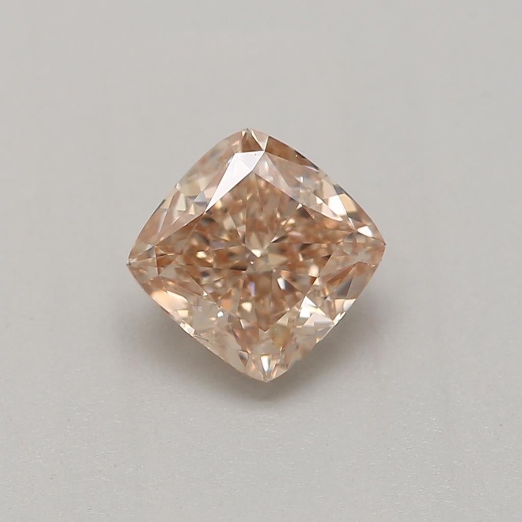 Certificato: GIA 
Numero del rapporto: 2195394026
Forma e taglio: Cuscino
Peso in carati: 0,47 carati
Misure: 4,28 x 4,25 x 2,82 mm
Grado di colore: Rosa Marrone Fantasia

CARATTERISTICHE DEL DIAMANTE:

Questo Fancy Pink Brown Diamond è un diamante