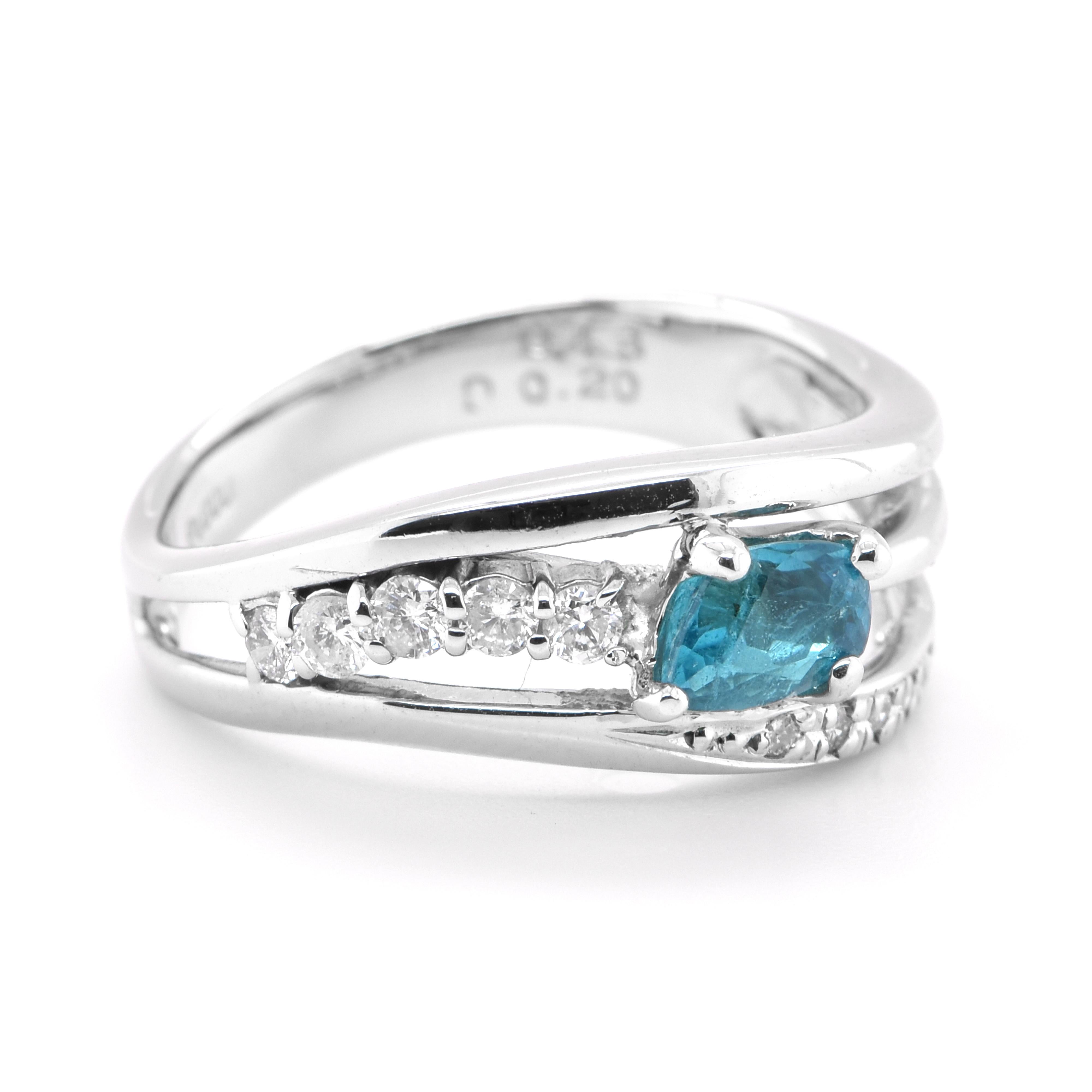 Anillo de turmalina paraiba brasileña natural de 0,48 quilates certificado por el GIA y engastado en platino Moderno en venta
