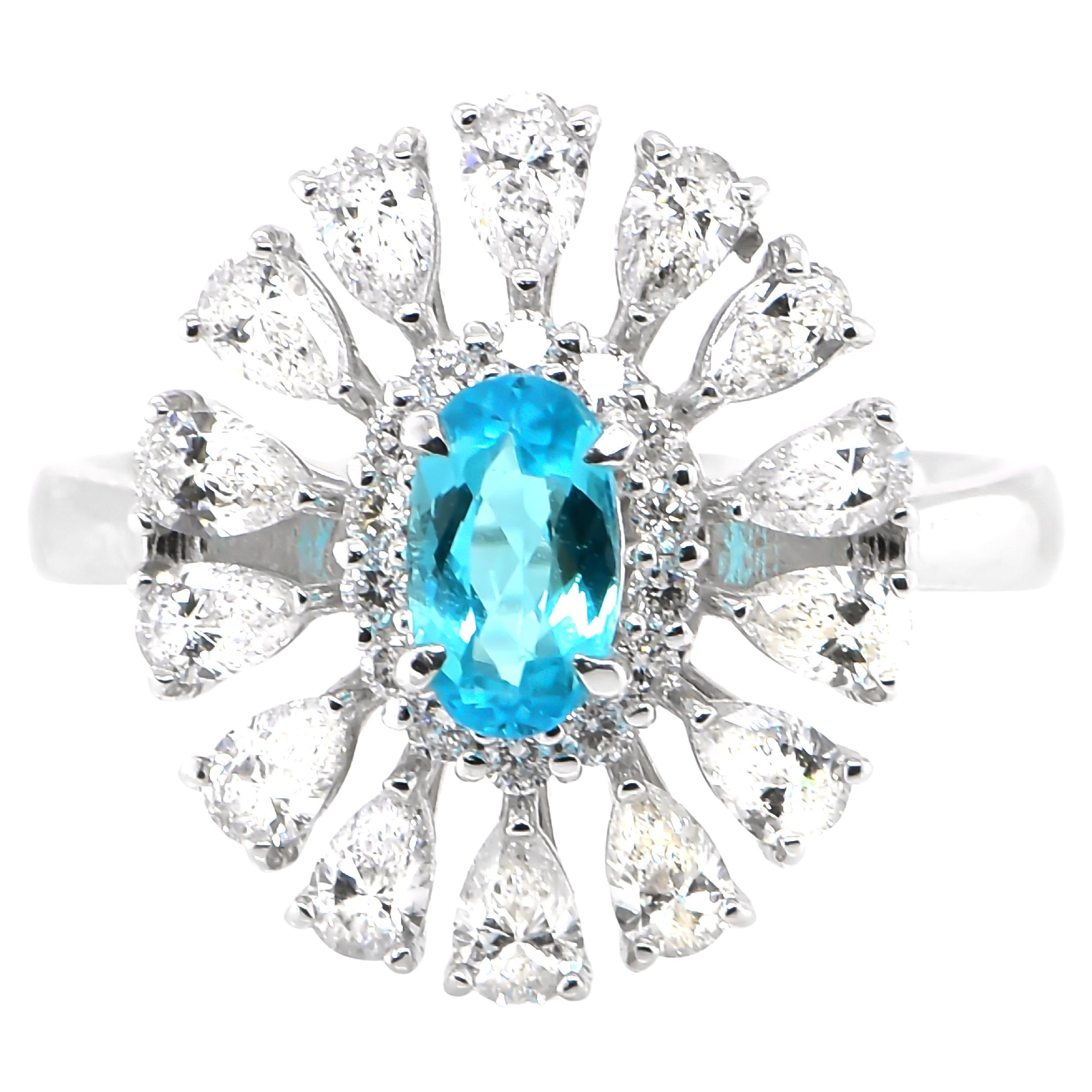 Bague certifiée GIA de 0,49 carat de tourmaline Paraiba brésilienne bleu néon et diamant 