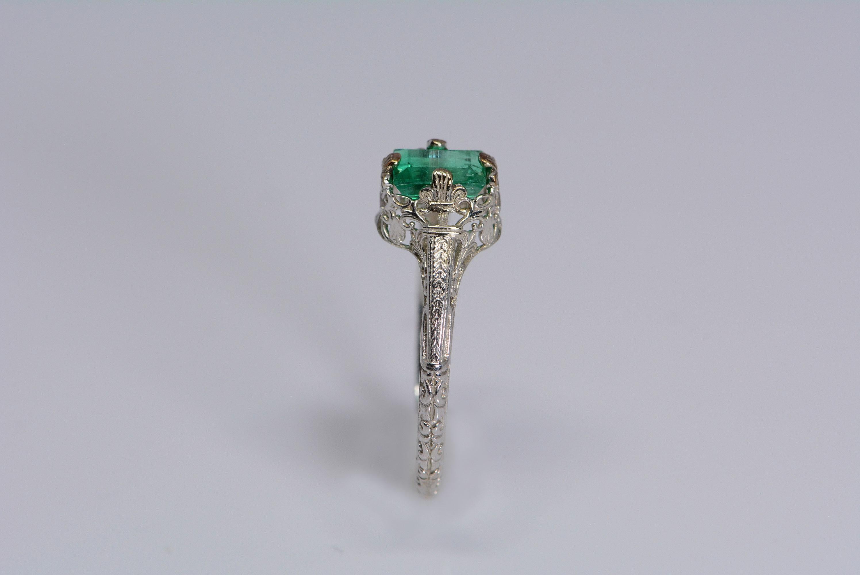 GIA Certified 0.50 Carat Columbian Emerald Art Deco Ring In Excellent Condition In Aurora, Ontario