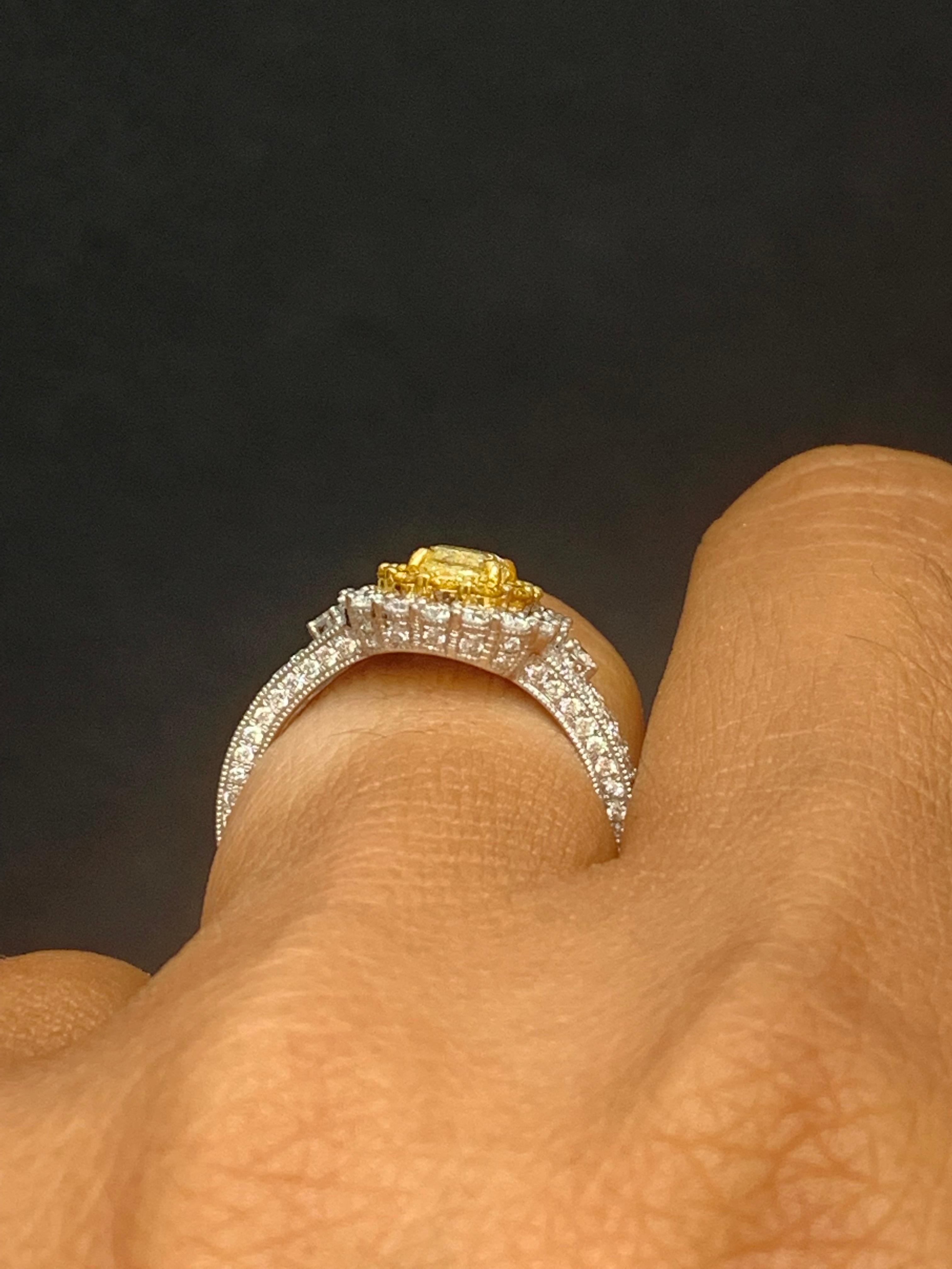 Anello con diamante giallo taglio cuscino certificato GIA da 0,50 carati in oro 18 carati in vendita 5