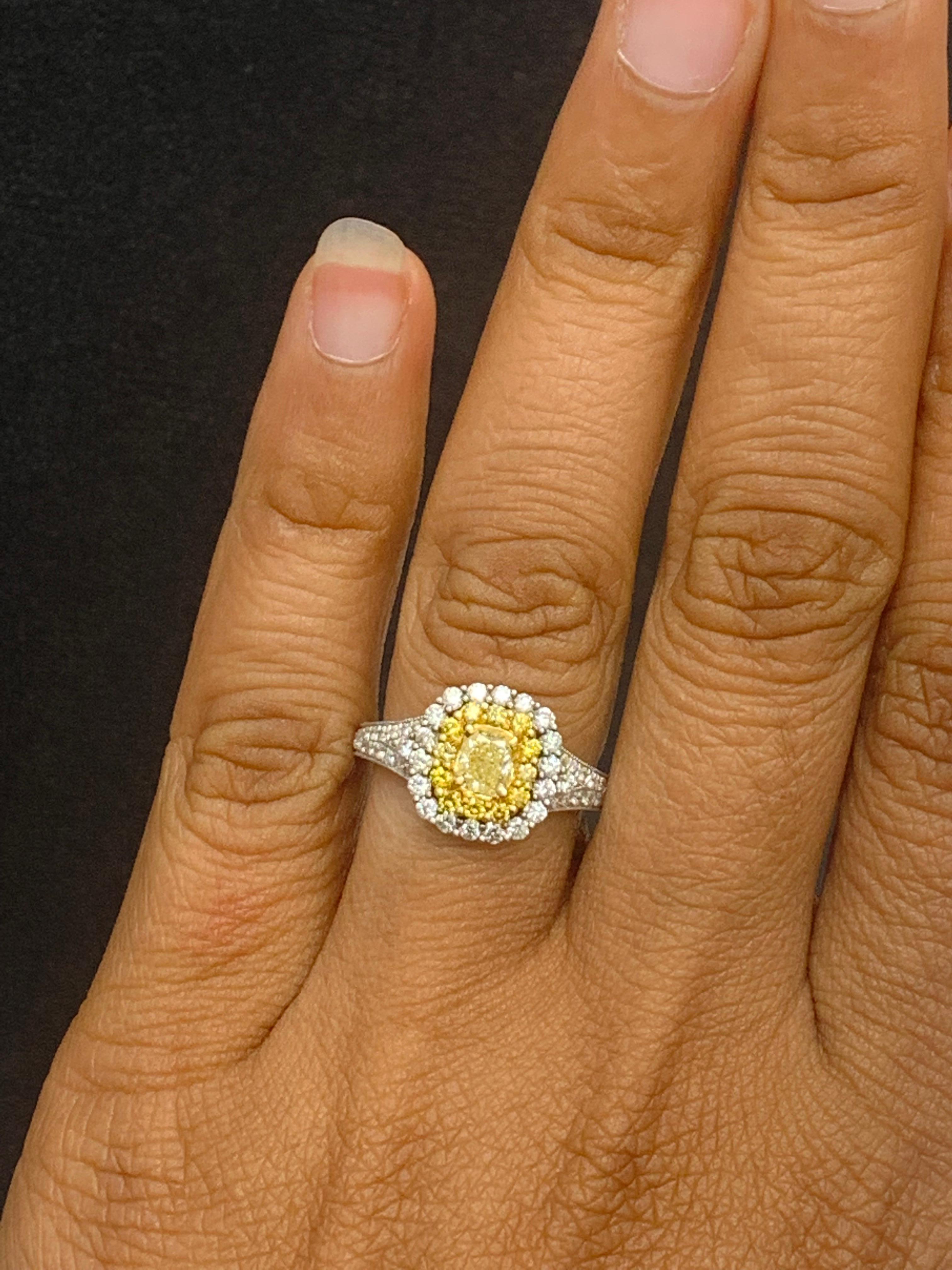 Anello con diamante giallo taglio cuscino certificato GIA da 0,50 carati in oro 18 carati in vendita 6