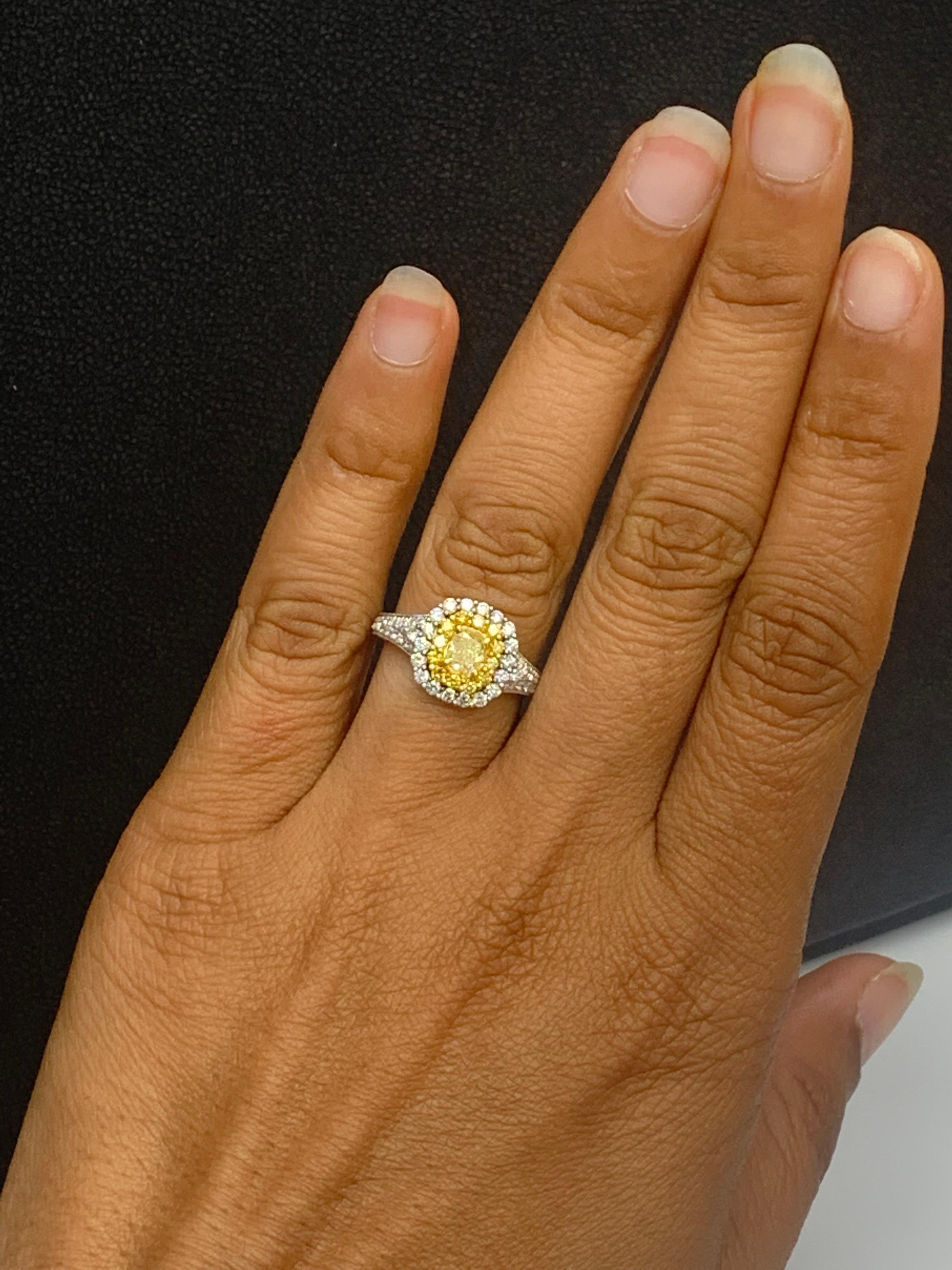 Anello con diamante giallo taglio cuscino certificato GIA da 0,50 carati in oro 18 carati in vendita 7