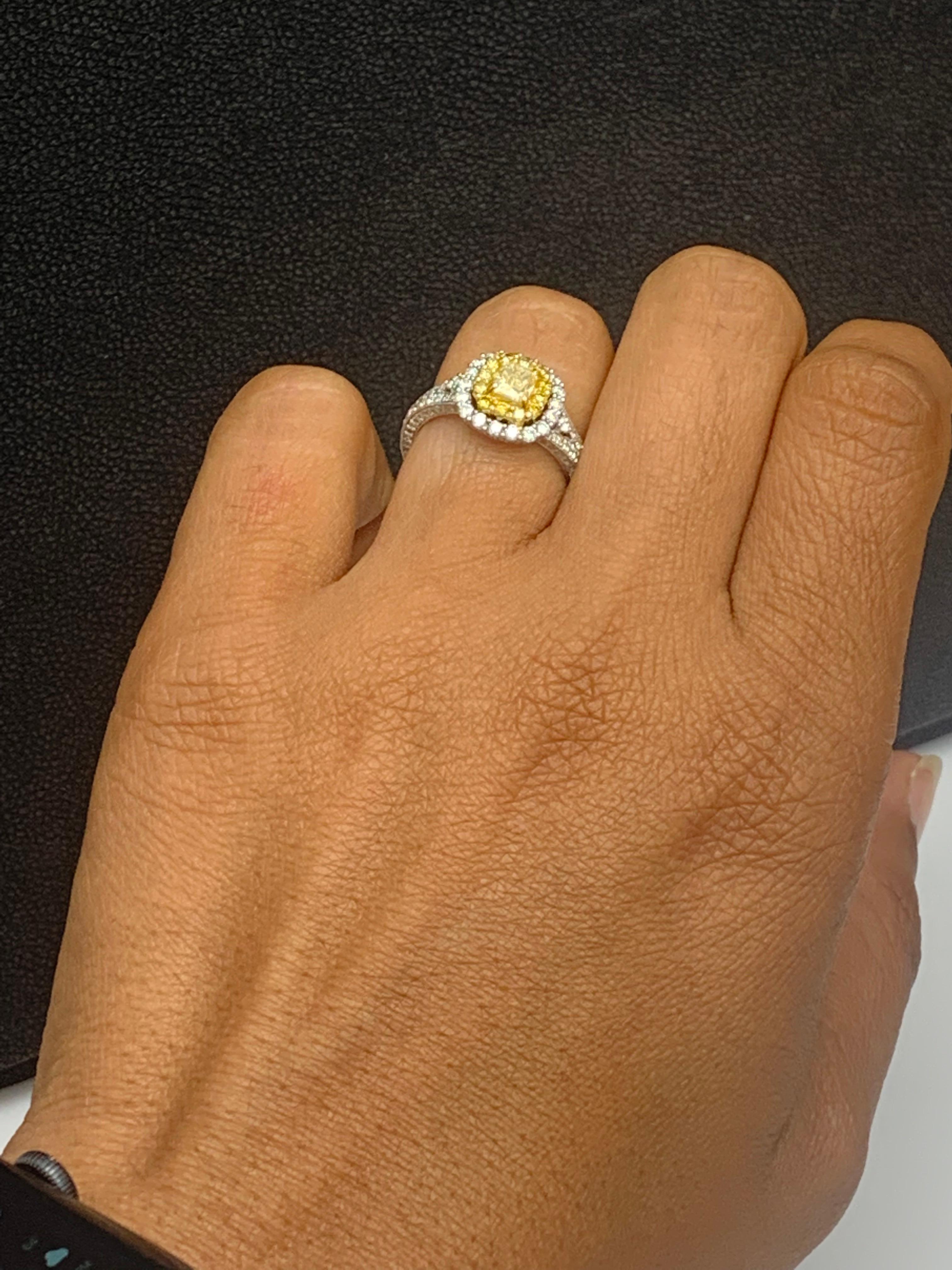 Anello con diamante giallo taglio cuscino certificato GIA da 0,50 carati in oro 18 carati in vendita 8