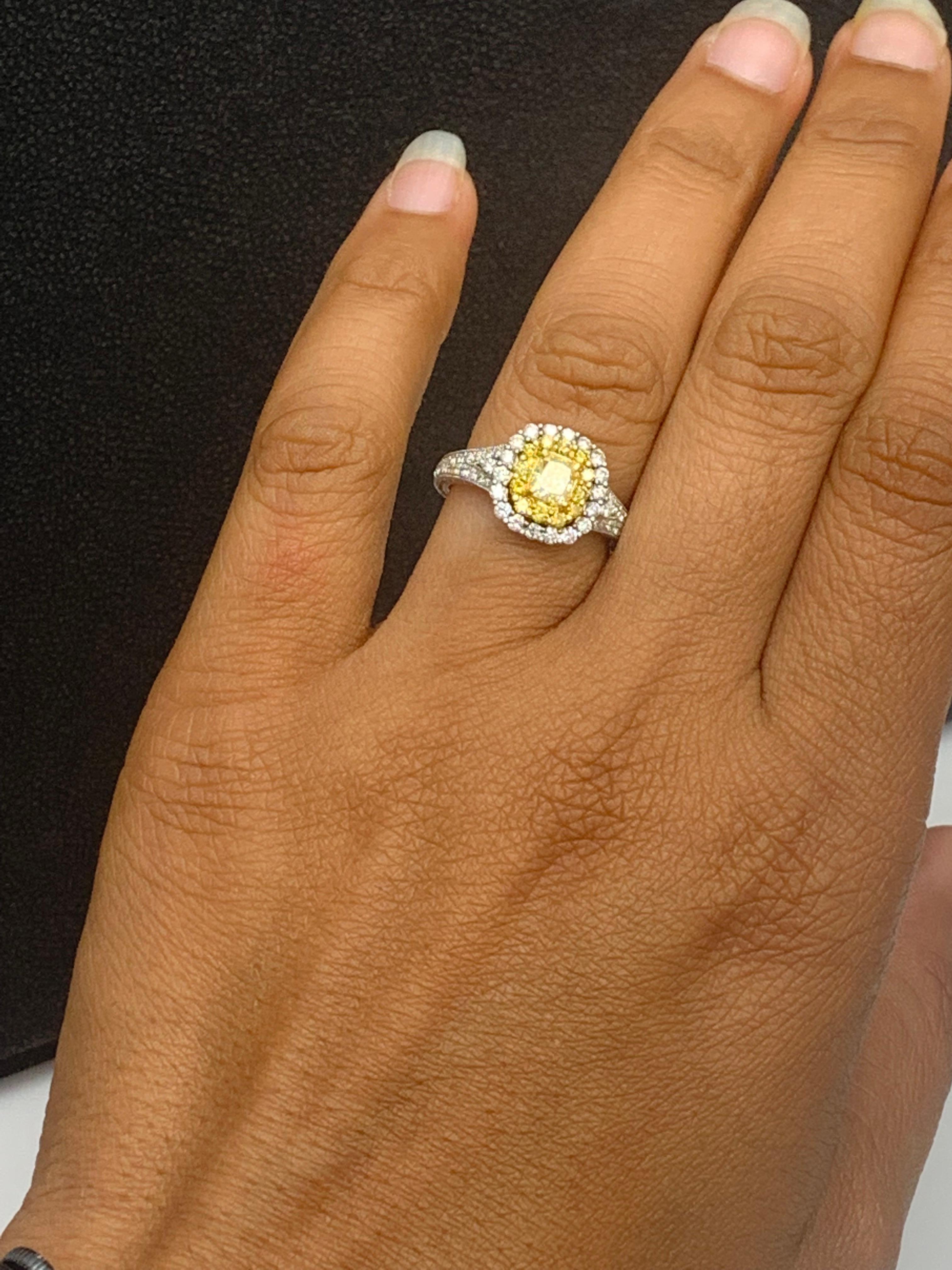 Anello con diamante giallo taglio cuscino certificato GIA da 0,50 carati in oro 18 carati in vendita 9