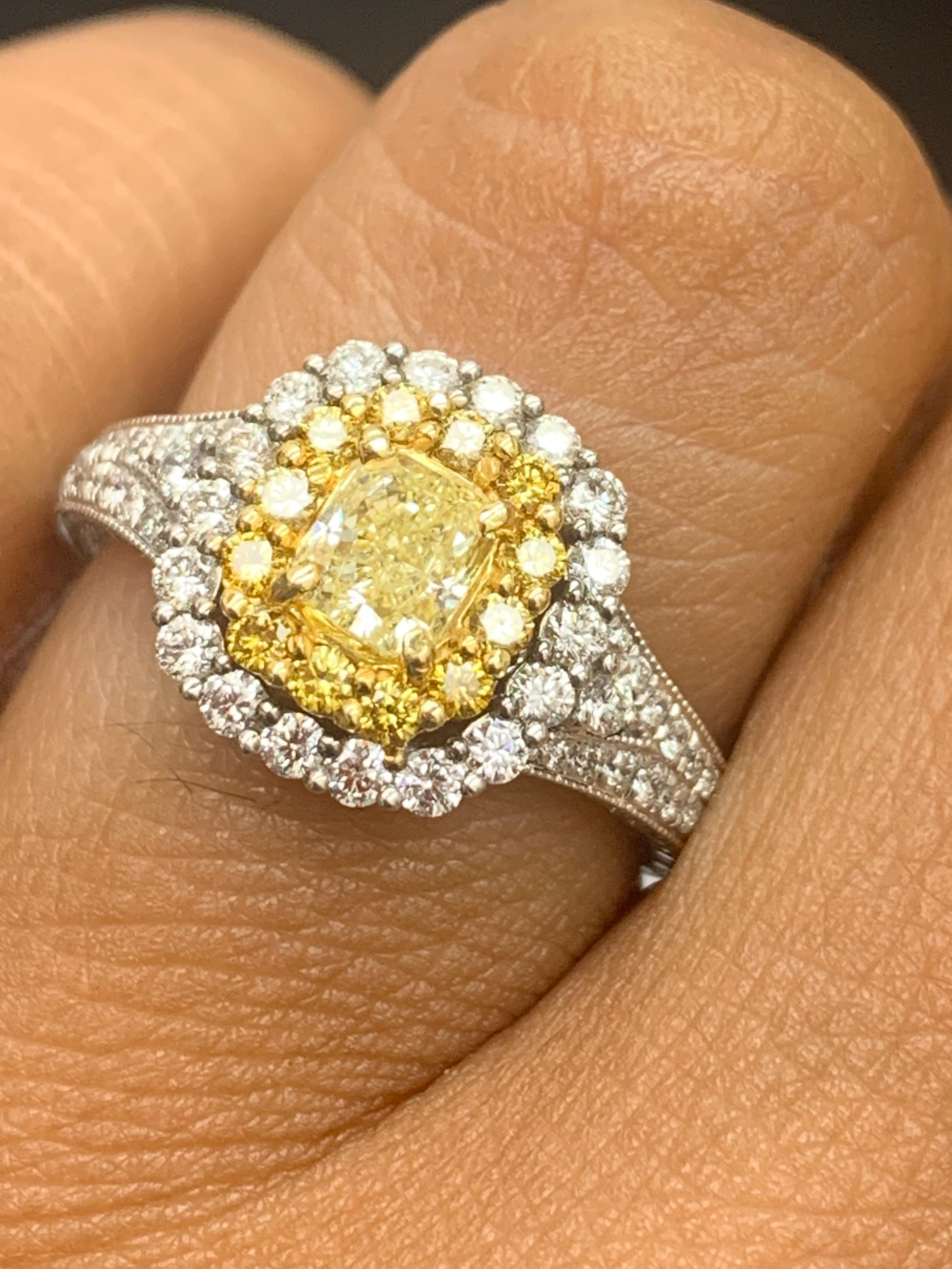 Anello con diamante giallo taglio cuscino certificato GIA da 0,50 carati in oro 18 carati in vendita 10