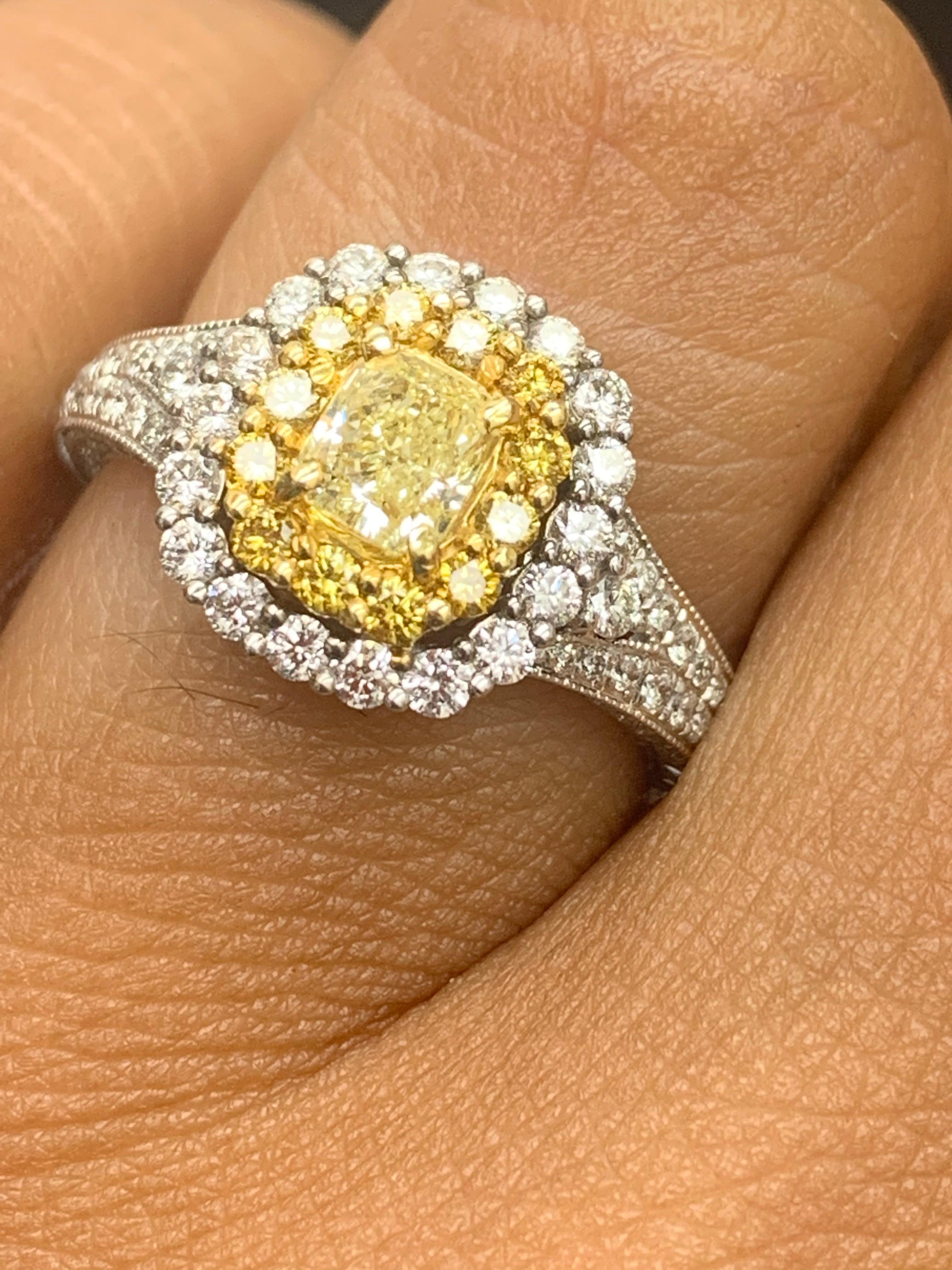 Anello con diamante giallo taglio cuscino certificato GIA da 0,50 carati in oro 18 carati in vendita 11