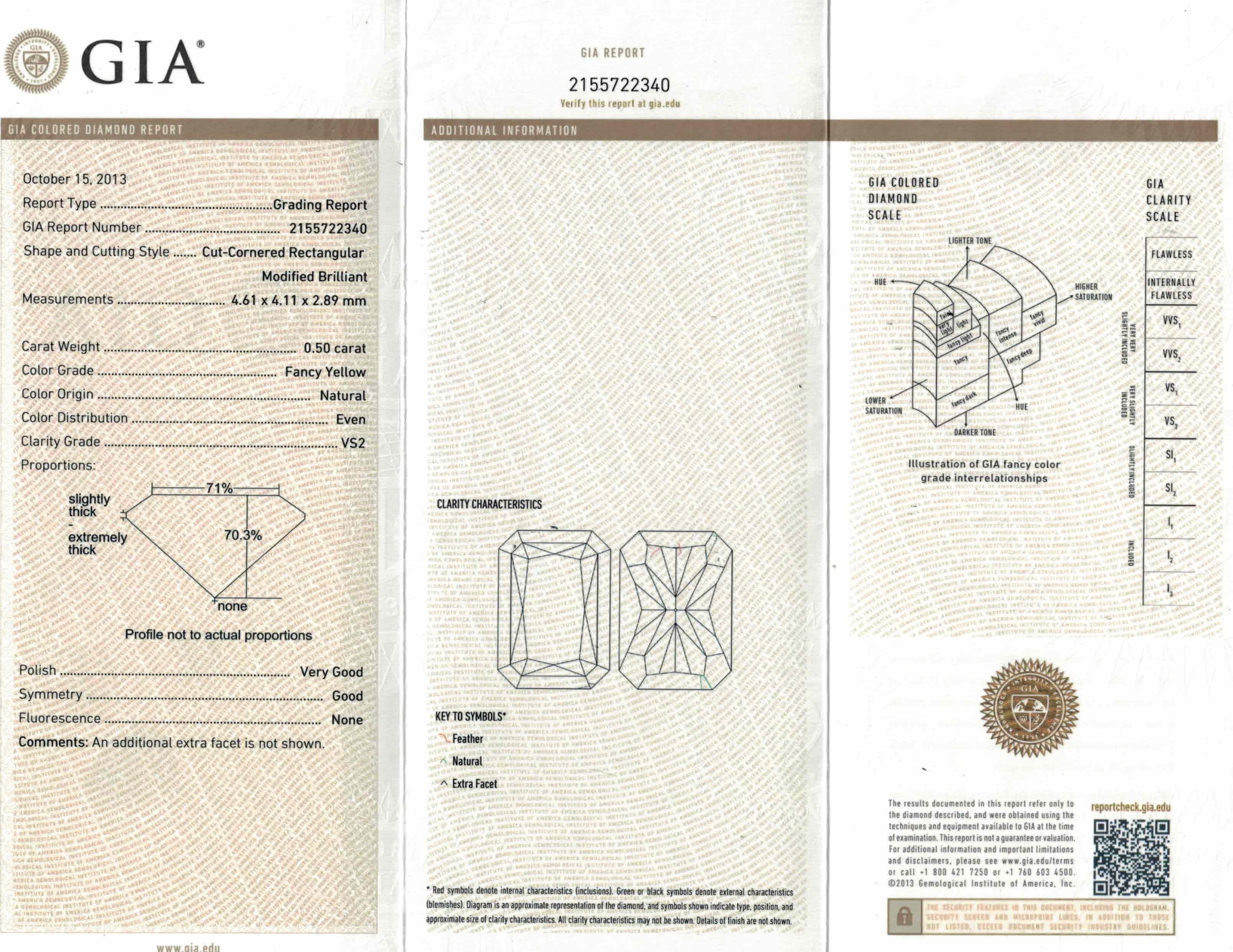 Uno splendido anello che mette in mostra un diamante giallo di 0,50 carati con taglio a cuscino certificato GIA, circondato da una fila di diamanti gialli e da diamanti bianchi a metà del gambo. Accanto alla pietra centrale ci sono 12 diamanti