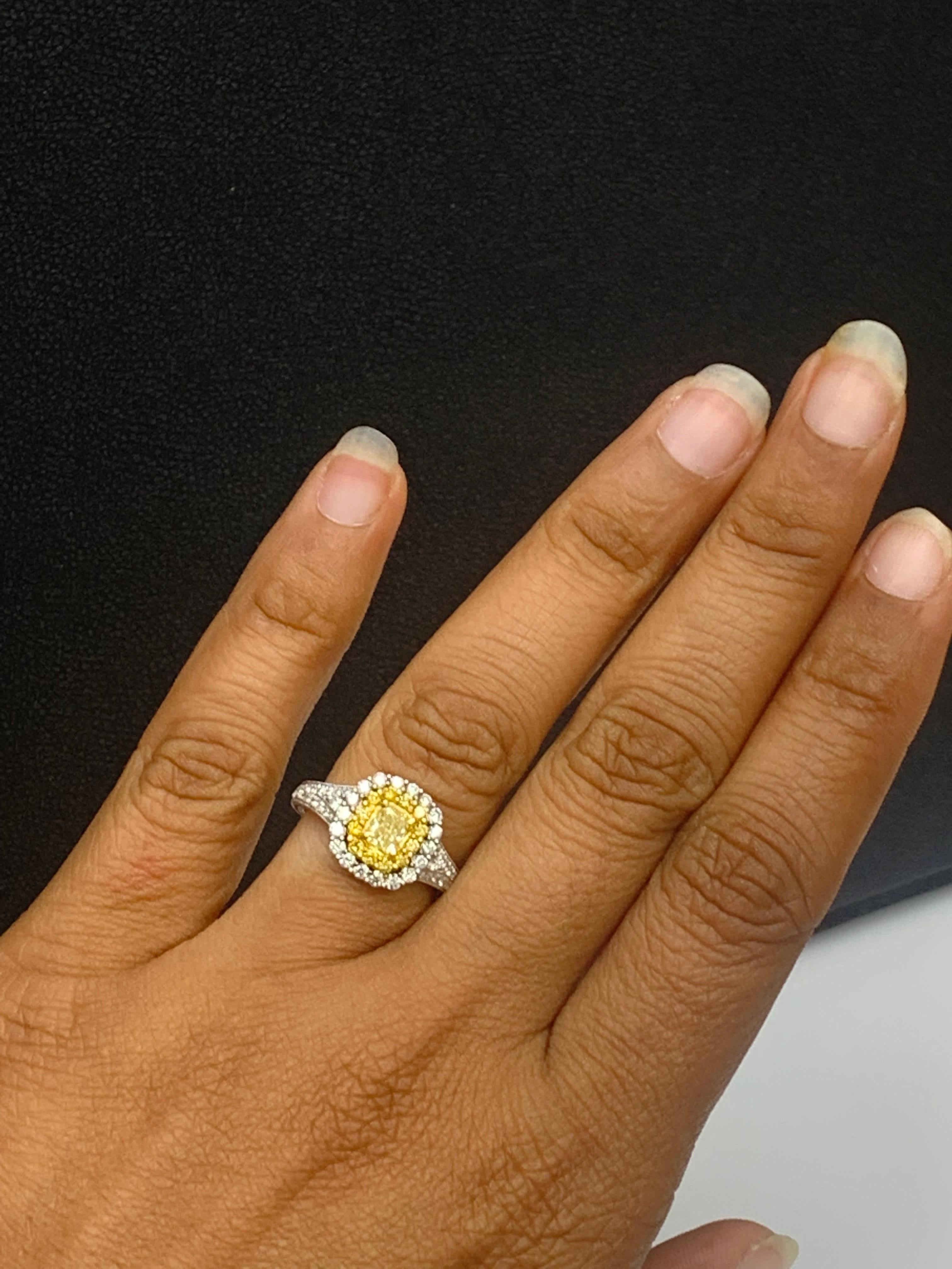 Anello con diamante giallo taglio cuscino certificato GIA da 0,50 carati in oro 18 carati in vendita 14