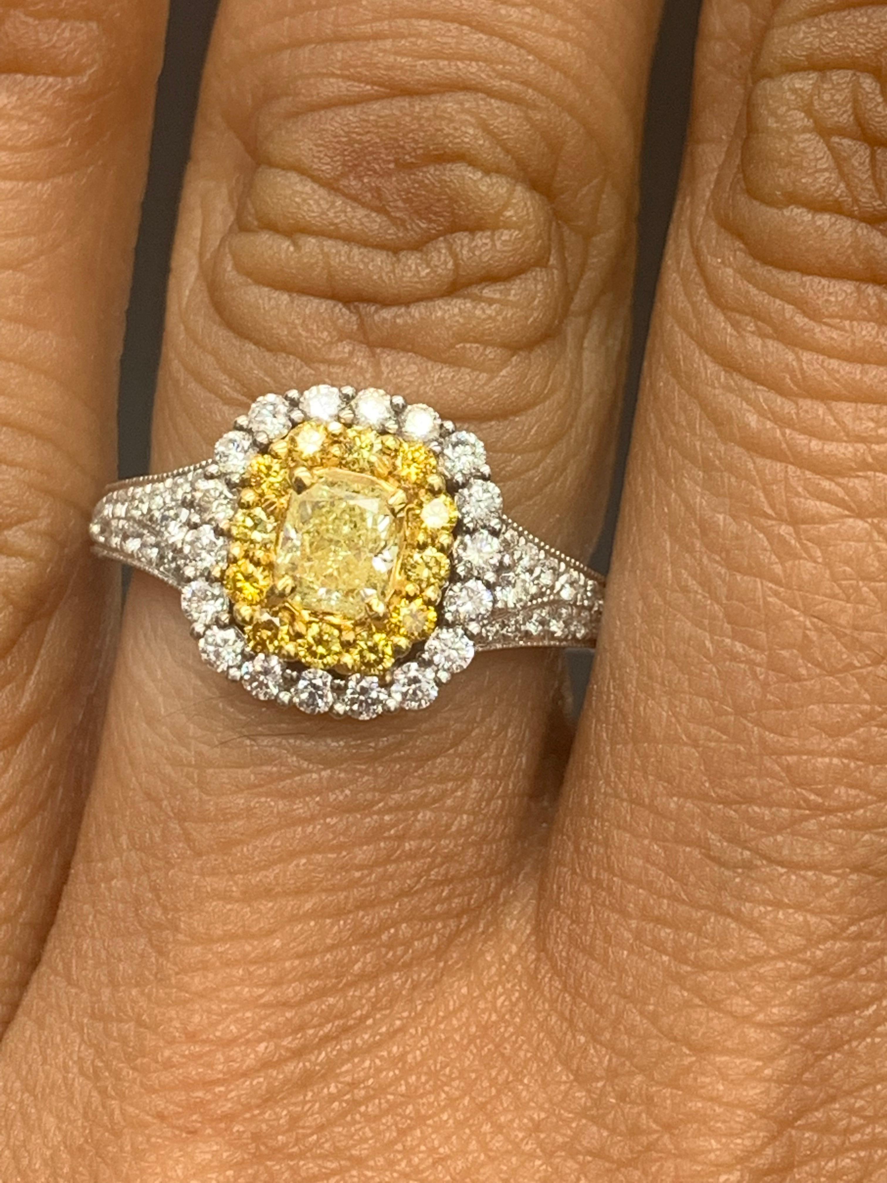 Moderno Anello con diamante giallo taglio cuscino certificato GIA da 0,50 carati in oro 18 carati in vendita